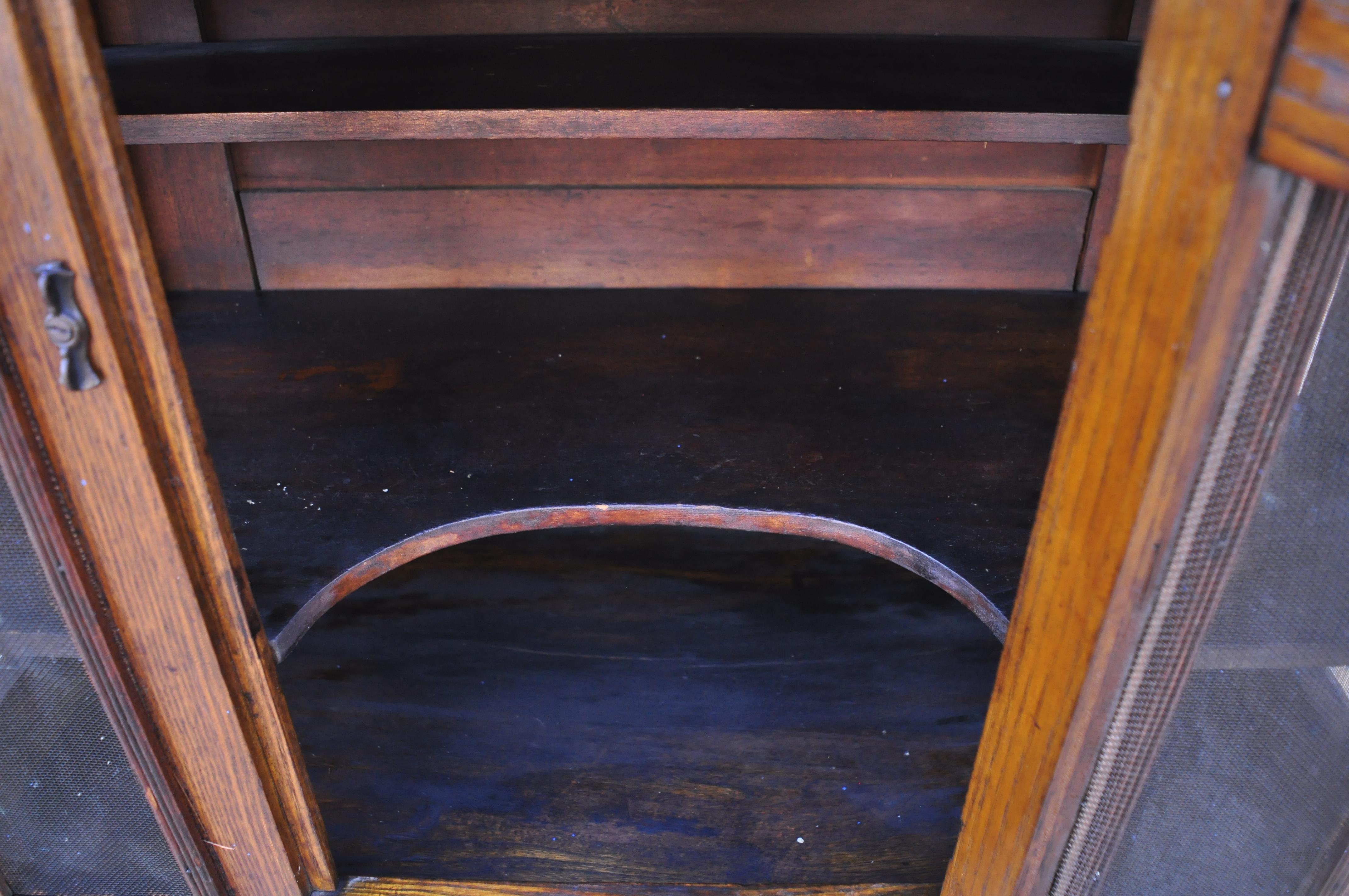 Antique Arts & Crafts Mission Oak Wood Pie Safe Kitchen Cupboard Cabinet on Legs In Good Condition In Philadelphia, PA