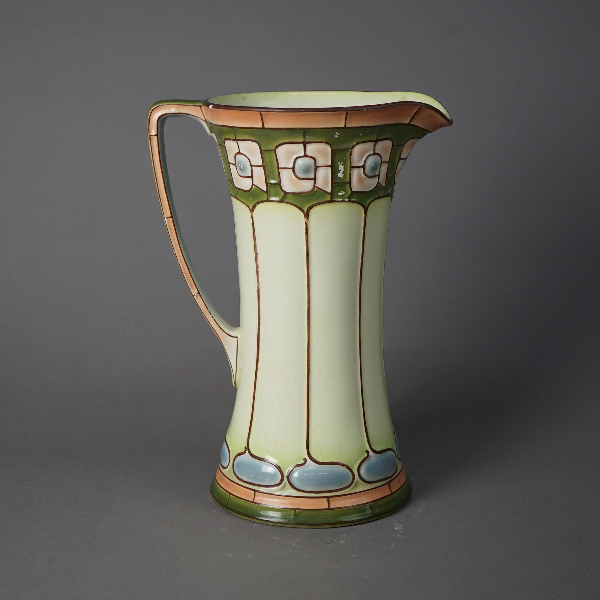 Eine antike Arts and Crafts Mission Stil Waschschüssel Set von ECLA bietet Porzellankonstruktion mit stilisierten Glasmalerei Design; Set enthält Wasserkrug, Waschschüssel und Zahnbürste Tasse; Hersteller auf dem Boden wie fotografiert