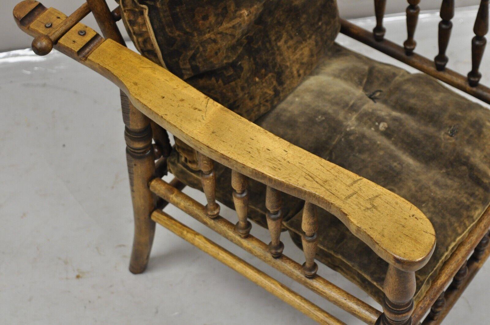 Antiker Arts & Crafts Mission Turn Carved Nussbaum Kleiner Morris Stuhl für Kinder im Angebot 1