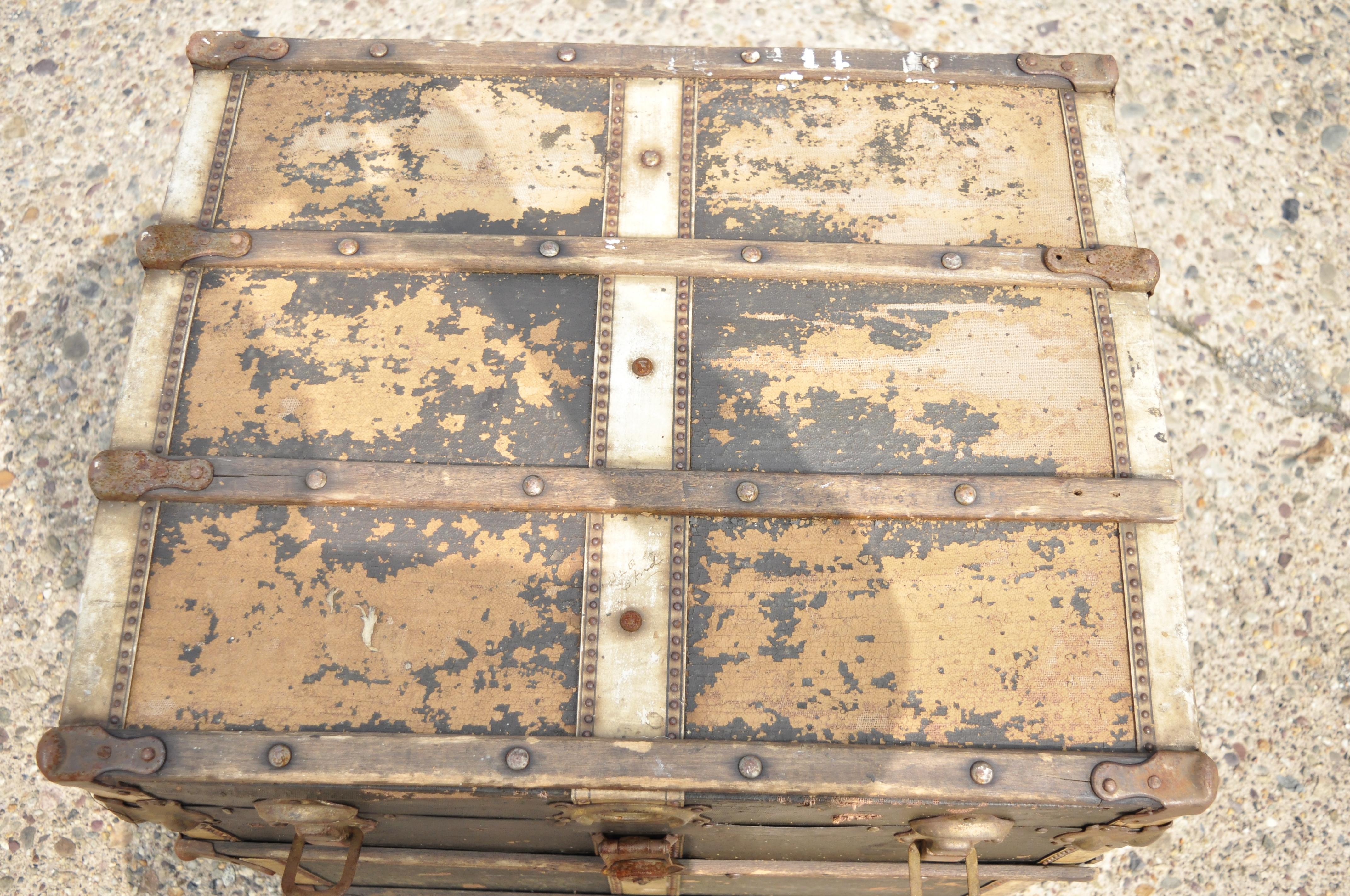 Arts & Crafts Mission Victorian Storage Trunk Chest with Distressed Finish In Good Condition In Philadelphia, PA