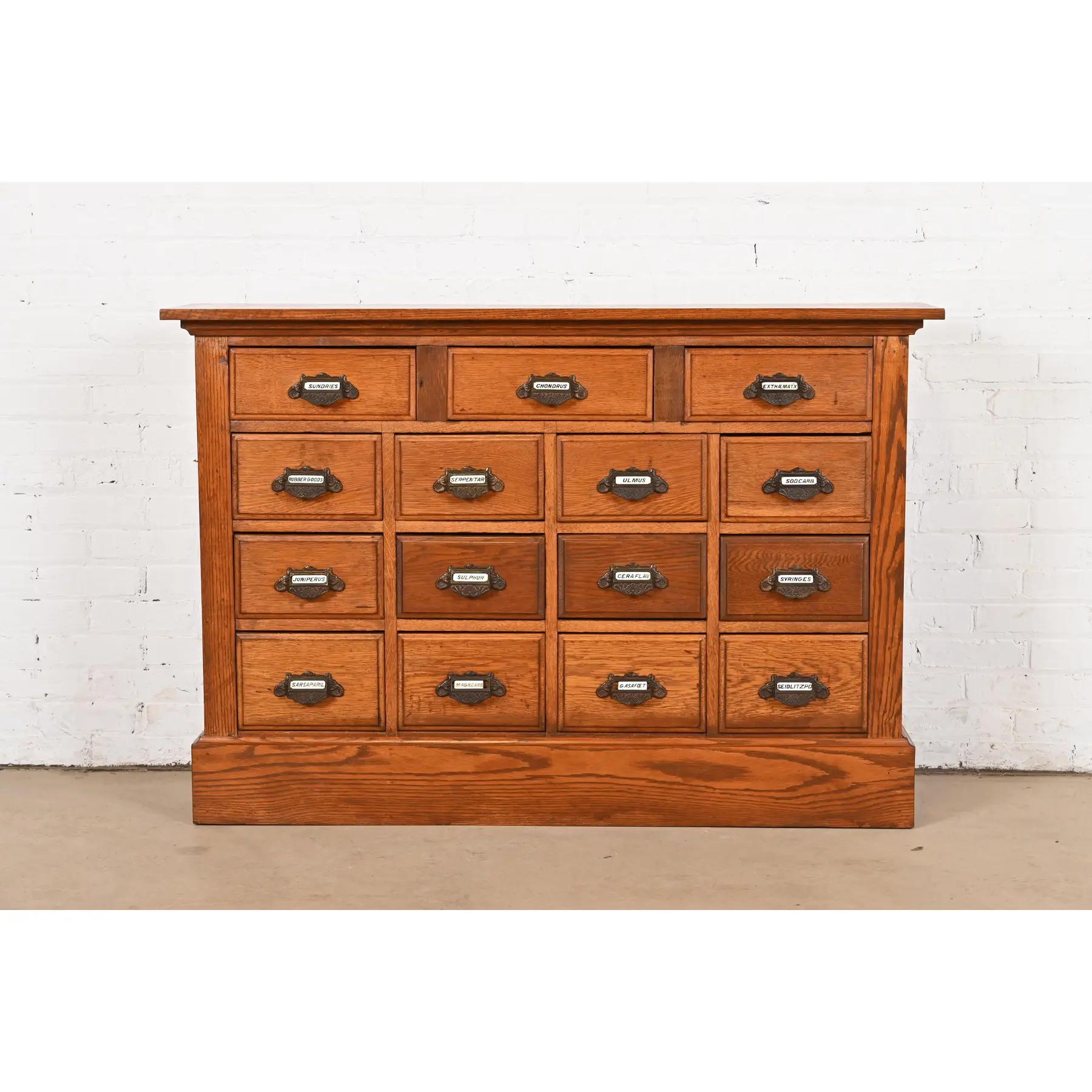Un raro ed eccezionale catalogo a 15 cassetti, schedario o armadietto da farmacia di arte e artigianato antico

Stati Uniti, inizio del XX secolo

Oak, con ferramenta originale in ferro.

Misure: 52,63