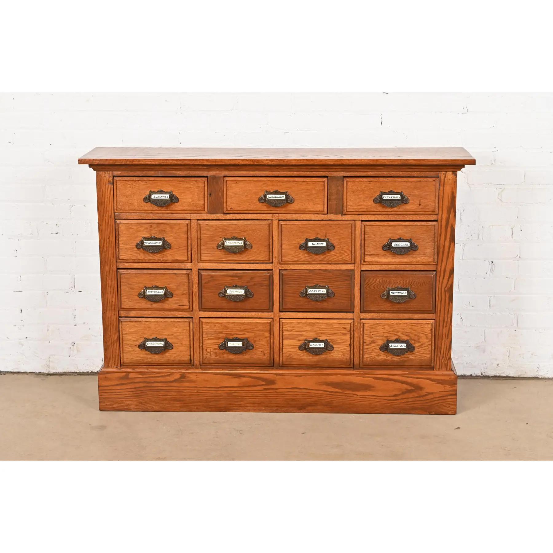 Arts and Crafts Antico armadio a 15 cassetti per archiviazione o farmacia in Oak Oak, 1900 in vendita