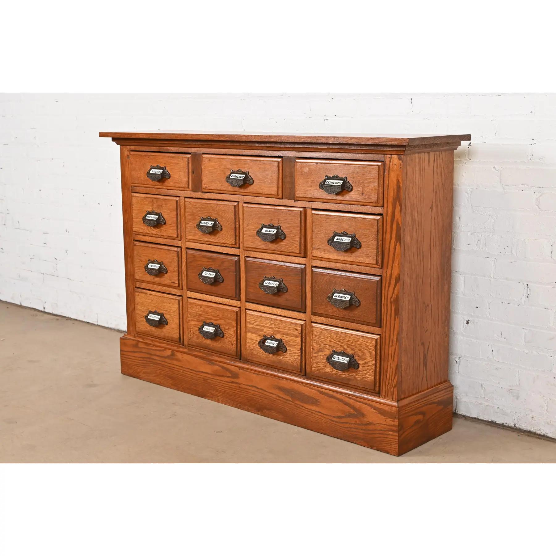 Americano Antico armadio a 15 cassetti per archiviazione o farmacia in Oak Oak, 1900 in vendita
