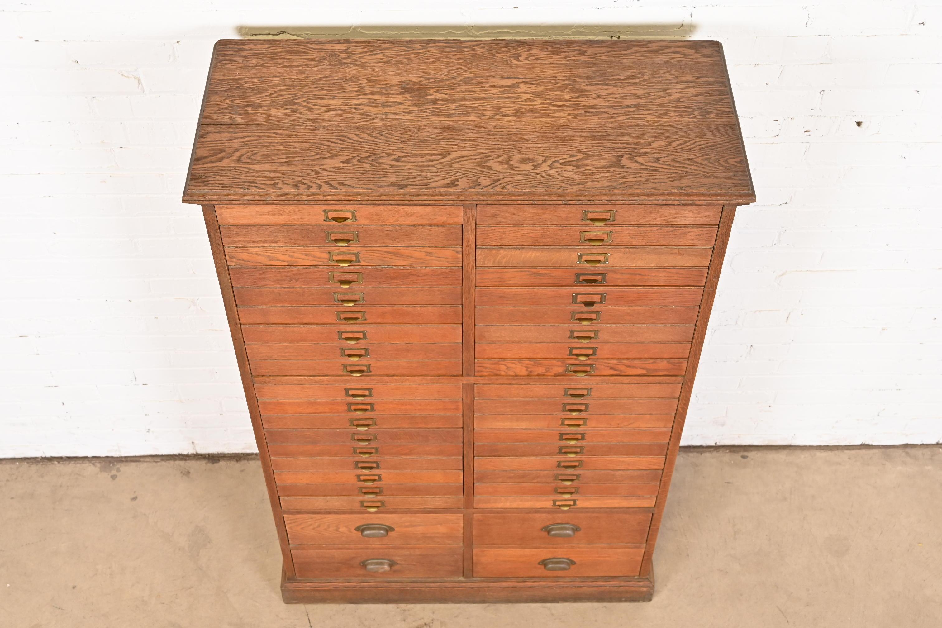 Antique classeur ou commode à 40 tiroirs en chêne Arts & Crafts, vers 1900 en vente 3