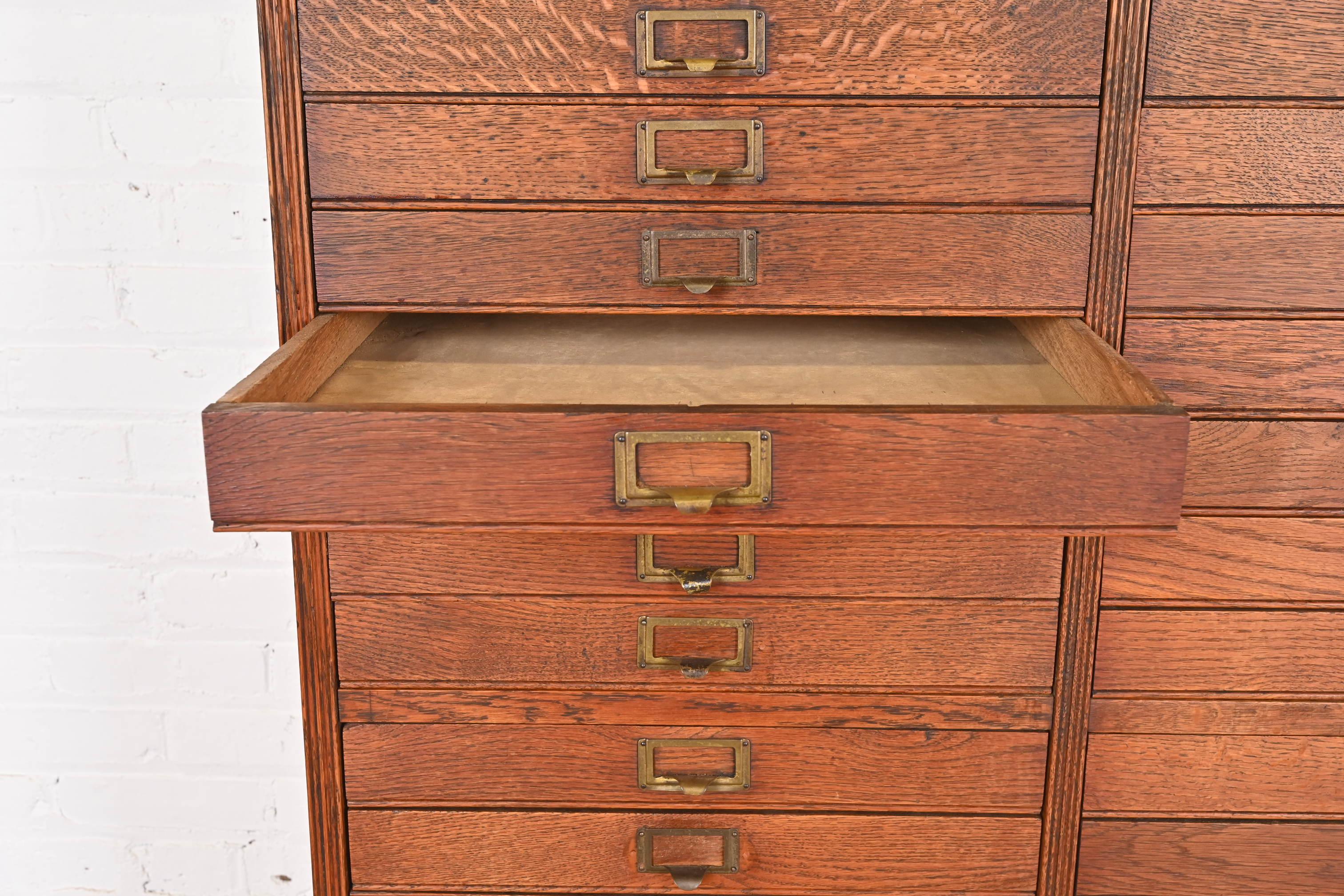 Antique classeur ou commode à 40 tiroirs en chêne Arts & Crafts, vers 1900 en vente 5