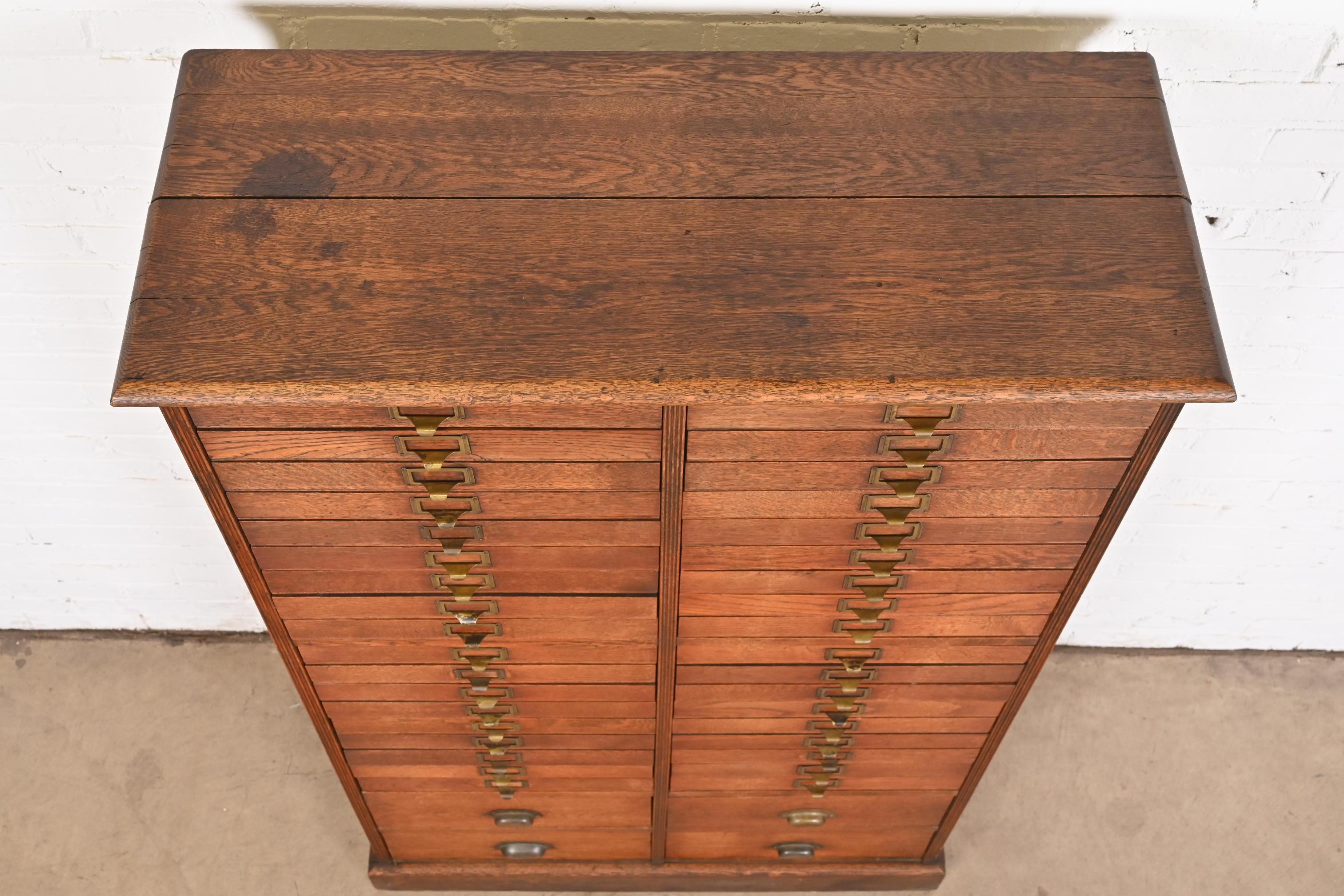 Antique classeur ou commode à 40 tiroirs en chêne Arts & Crafts, vers 1900 en vente 7