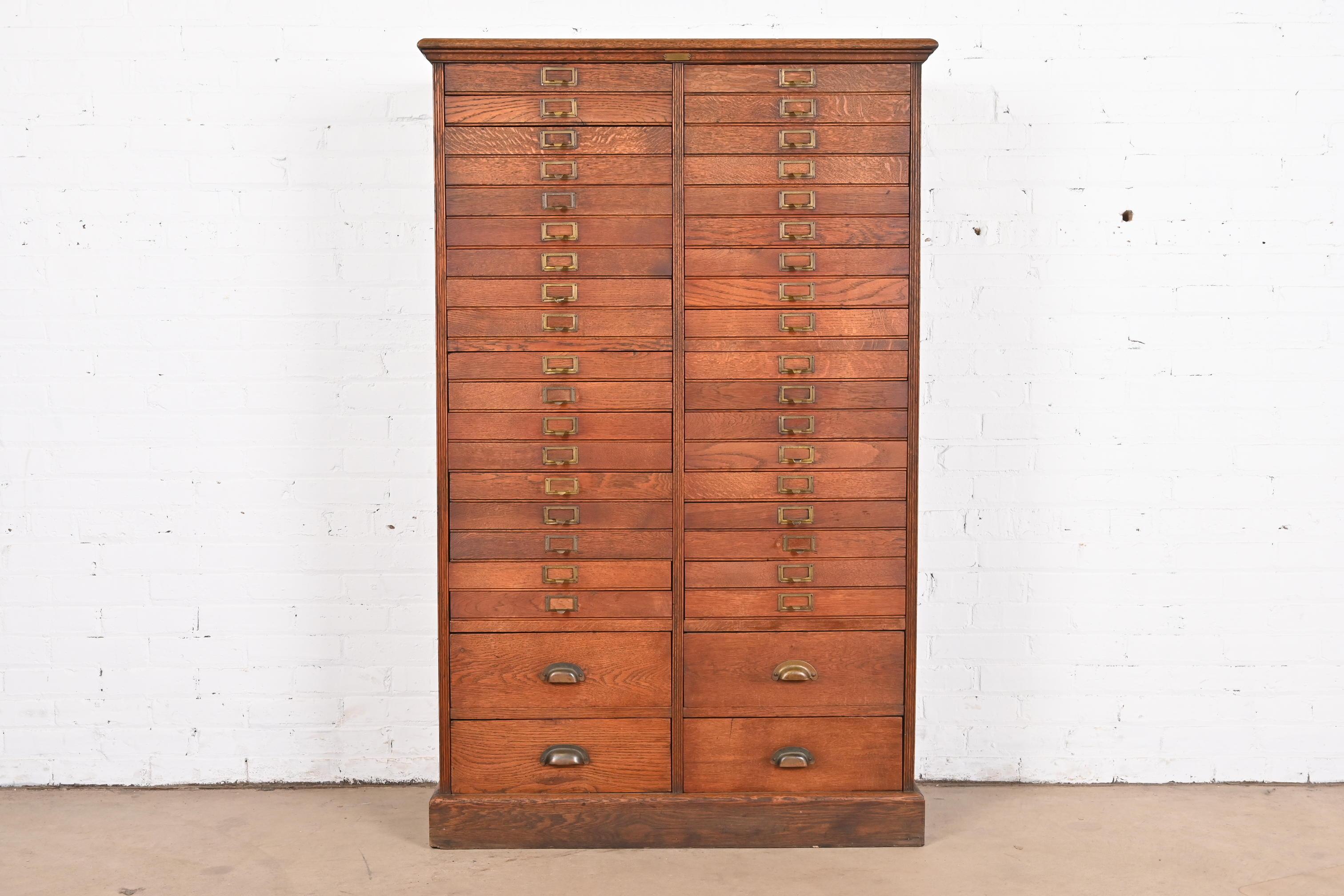 Ein hervorragender antiker Arts & Crafts Aktenschrank oder eine Kommode mit 40 Schubladen

Von der George A. Williams Co.

USA, ca. 1900

Massive, quartalsweise gesägte Eiche, mit Messingbeschlägen.

Maße: 38,13 