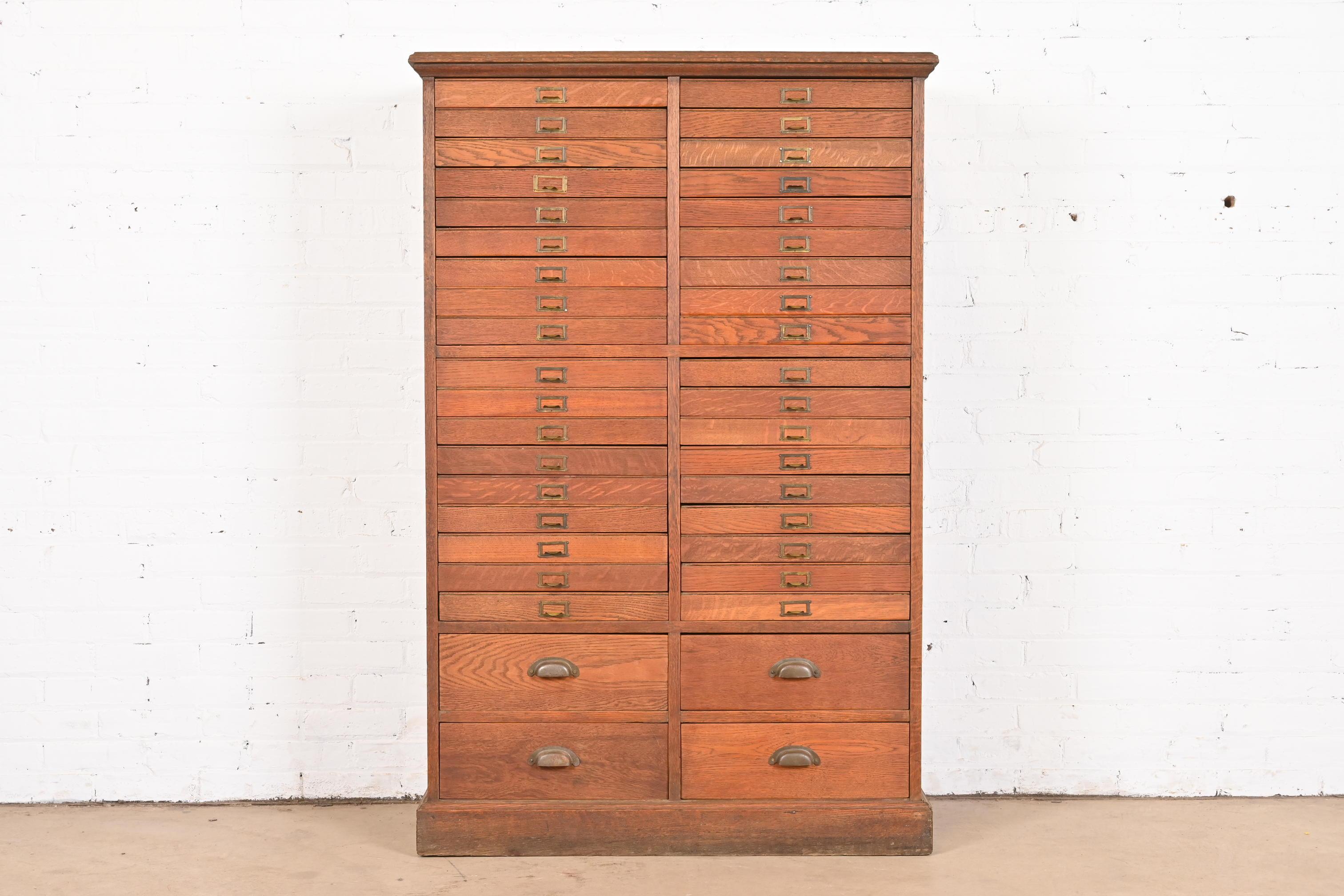 Exceptionnelle armoire ou commode ancienne à 40 tiroirs de style Arts & Crafts

USA, Circa 1900

Chêne massif scié sur quartier, avec quincaillerie en laiton.

Dimensions : 38 