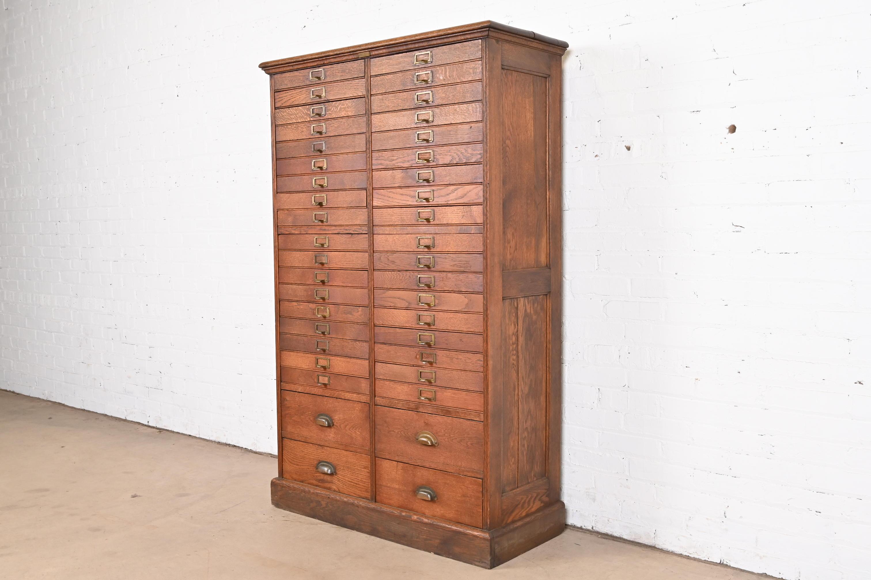 Antiker Arts and Crafts-Schrank oder Kommode aus Eichenholz mit 40 Schubladen, um 1900 im Zustand „Gut“ im Angebot in South Bend, IN