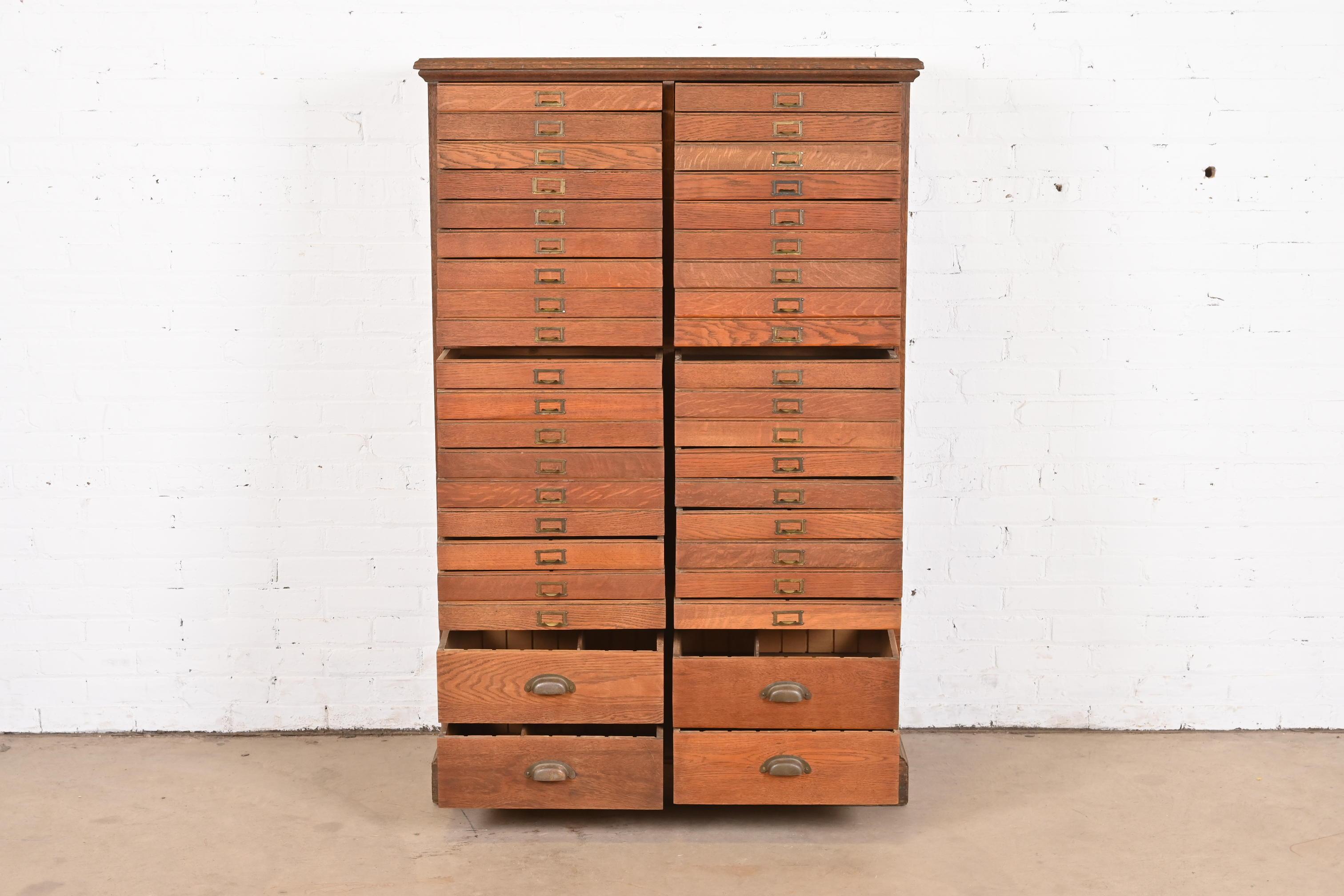 Antique classeur ou commode à 40 tiroirs en chêne Arts & Crafts, vers 1900 Bon état - En vente à South Bend, IN