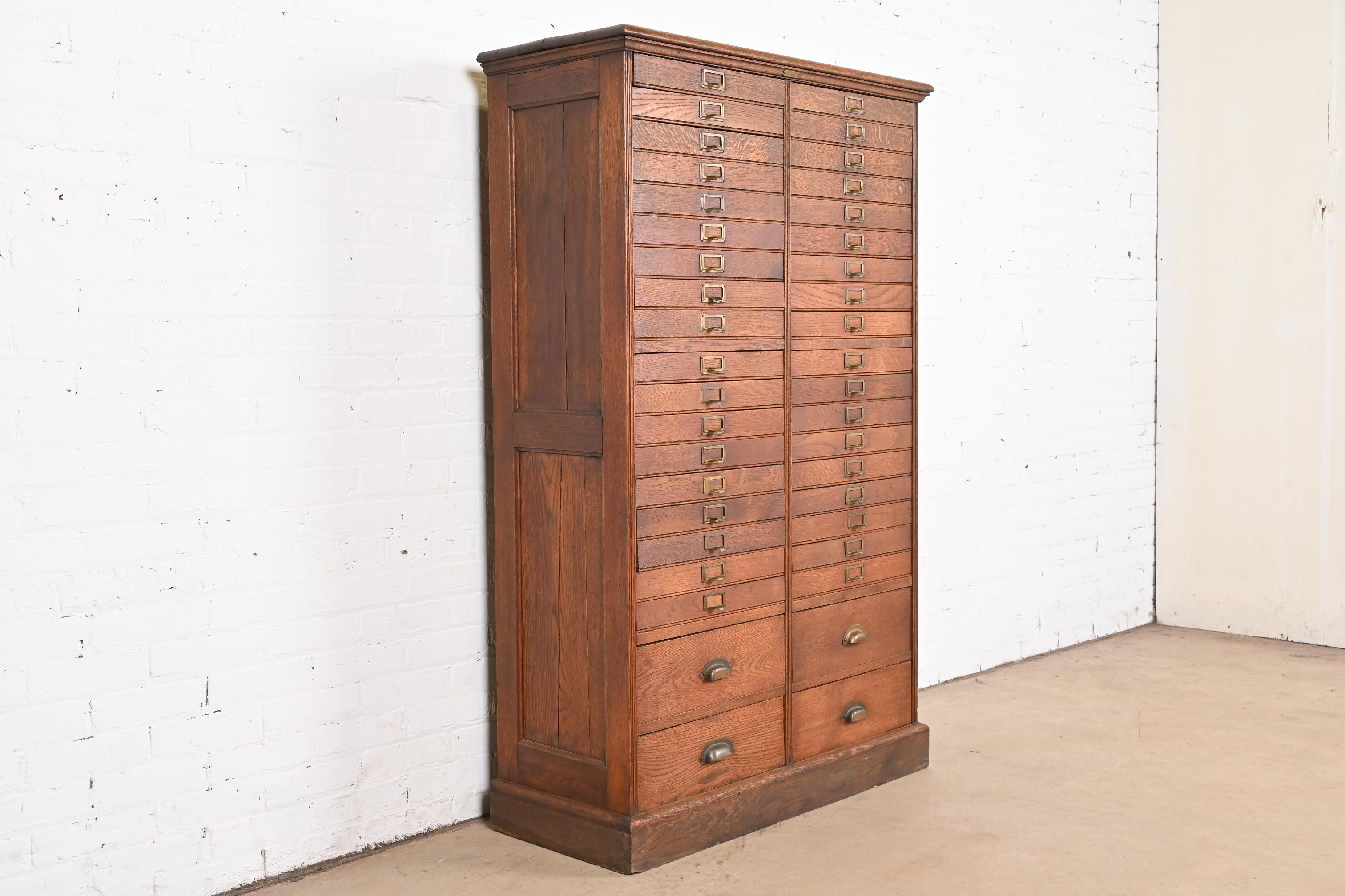 20ième siècle Antique classeur ou commode à 40 tiroirs en chêne Arts & Crafts, vers 1900 en vente