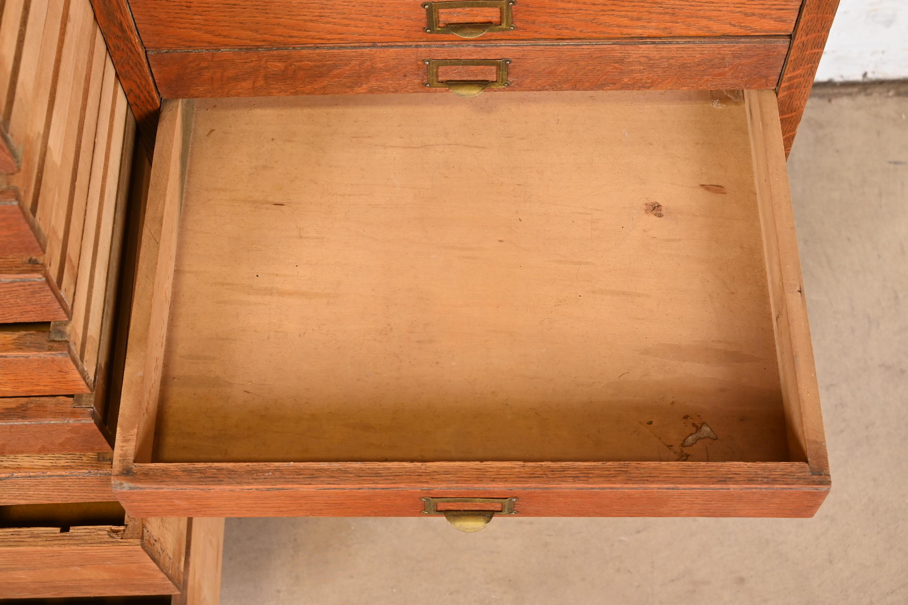 Laiton Antique classeur ou commode à 40 tiroirs en chêne Arts & Crafts, vers 1900 en vente