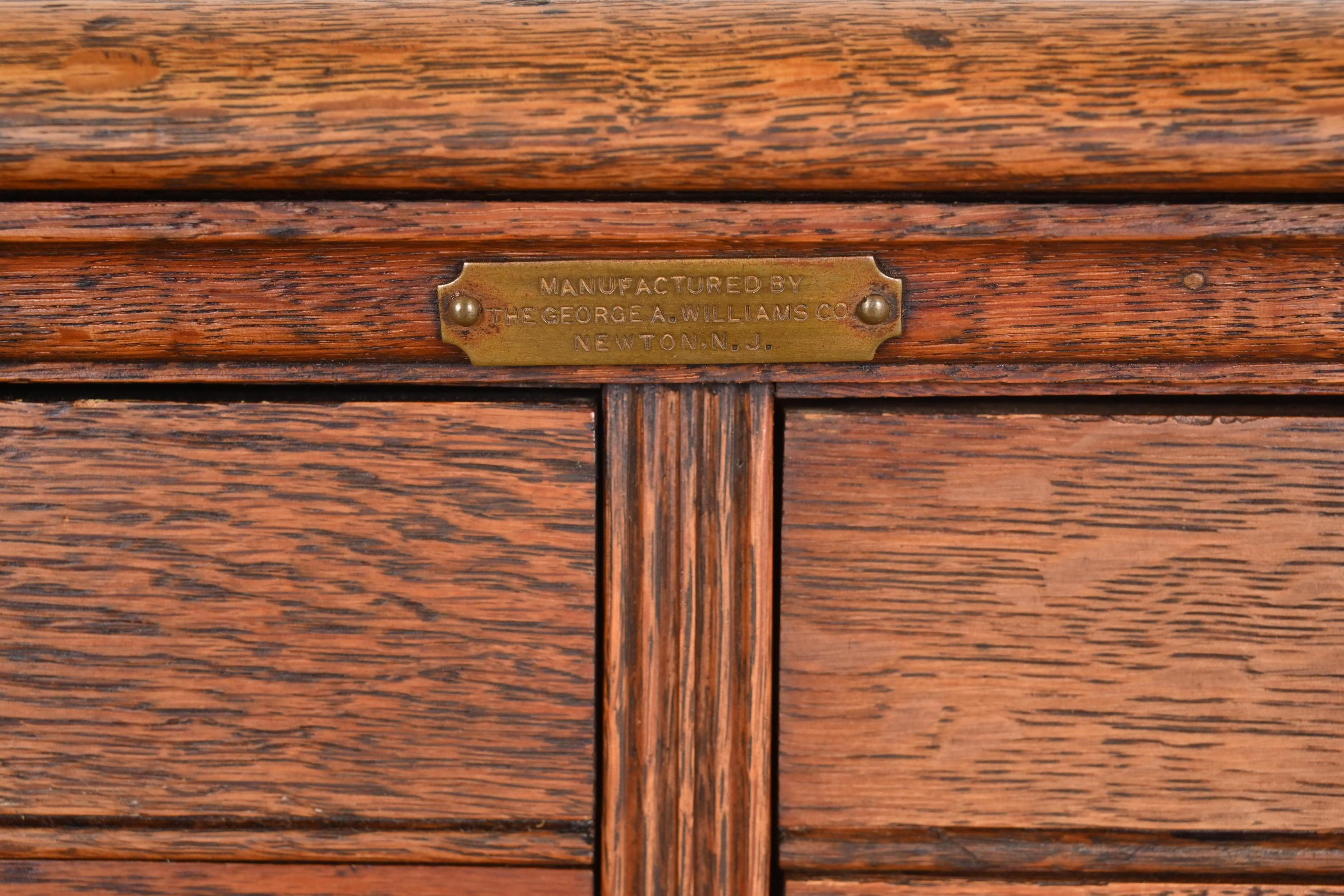 Antique classeur ou commode à 40 tiroirs en chêne Arts & Crafts, vers 1900 en vente 1