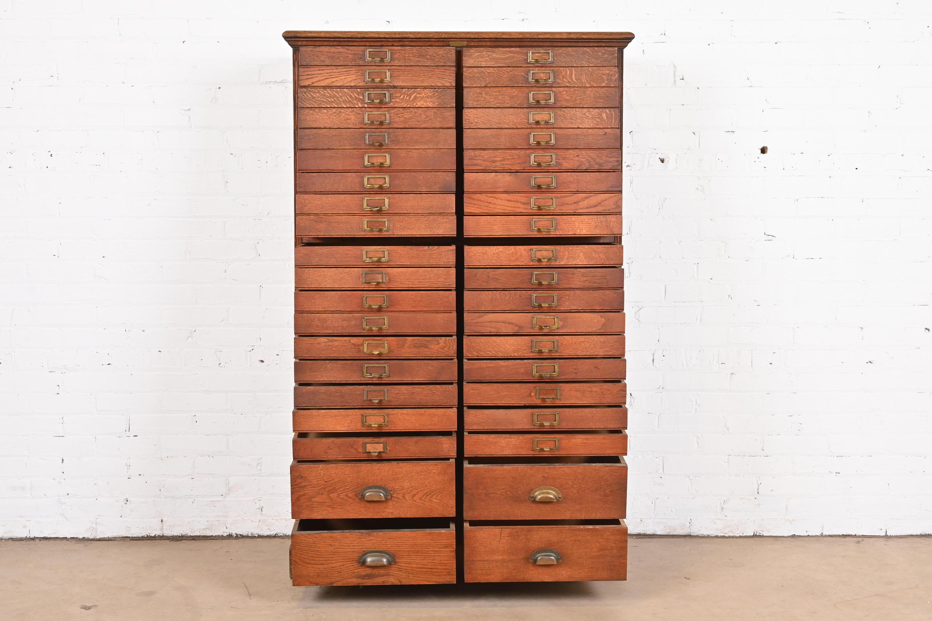Antique classeur ou commode à 40 tiroirs en chêne Arts & Crafts, vers 1900 en vente 2