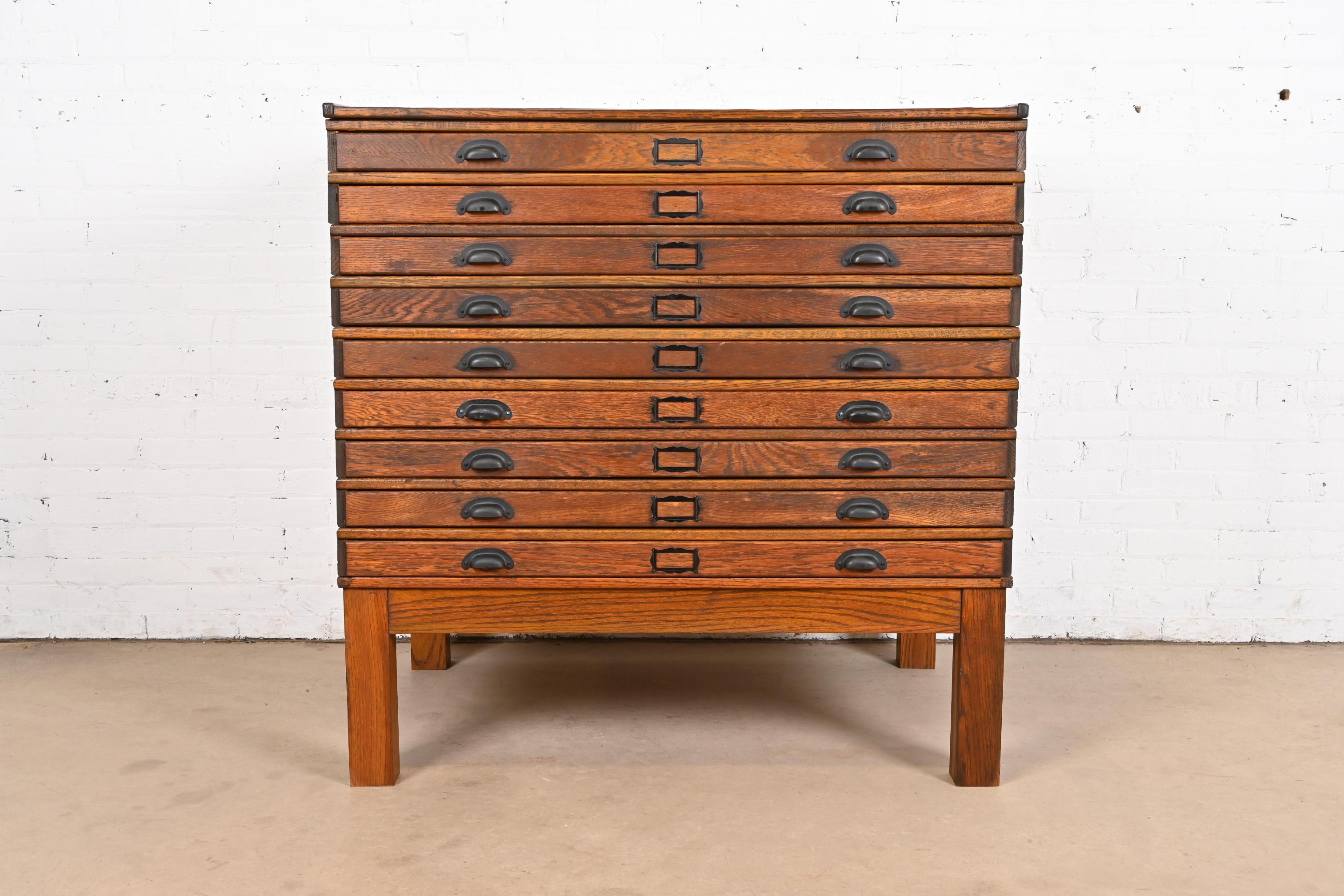 A rare and exceptional antique Arts & Crafts 9-drawer architect's blueprint flat file cabinet, map file, or printer's cabinet

In the manner of Globe Wernicke

USA, Circa 1900

Oak, with original iron hardware.

Measures: 45.5
