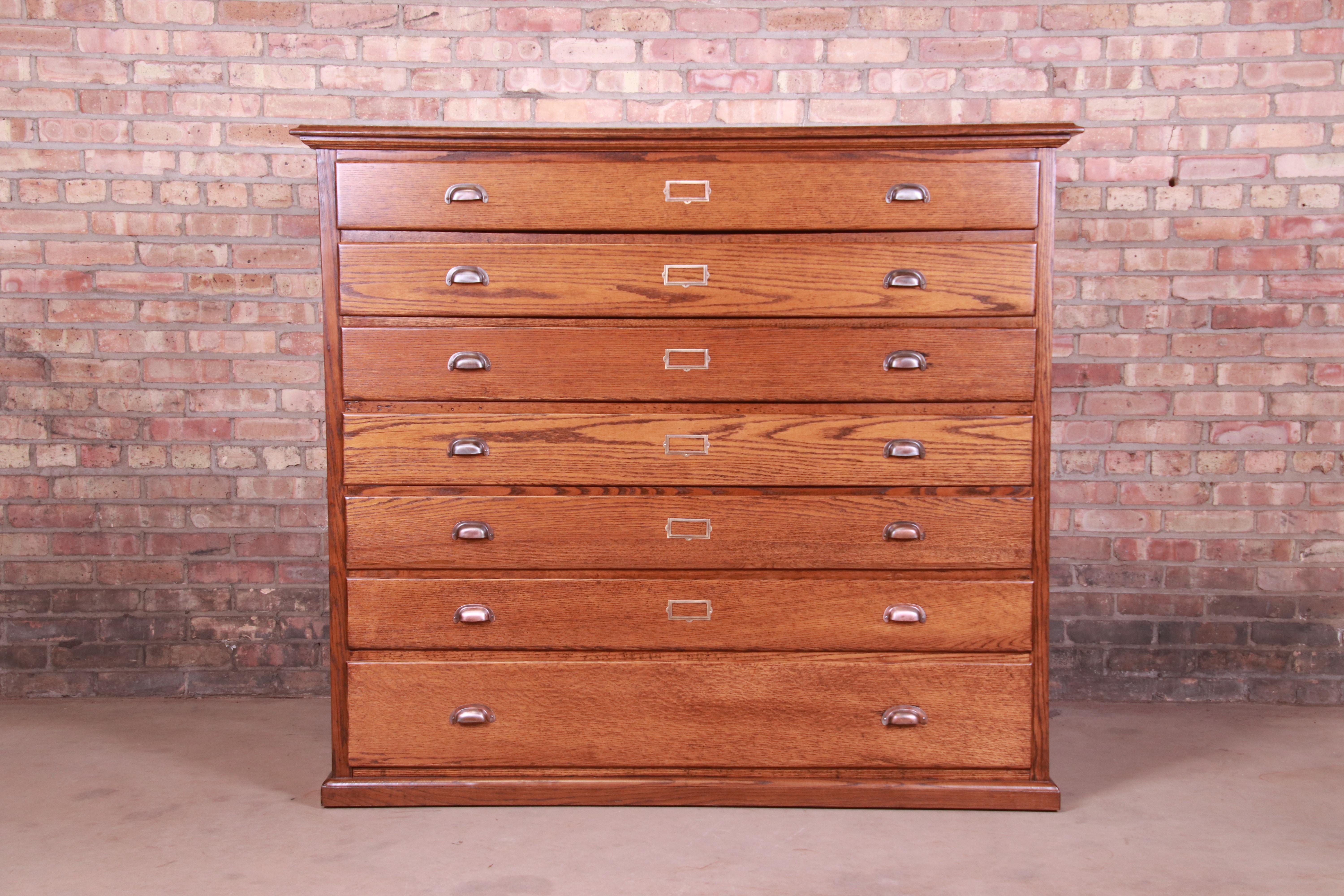 A rare and exceptional Arts & Crafts antique architect's blueprint or map flat file cabinet

USA, circa 1900

Oak, with original hardware.

Measures: 57.5