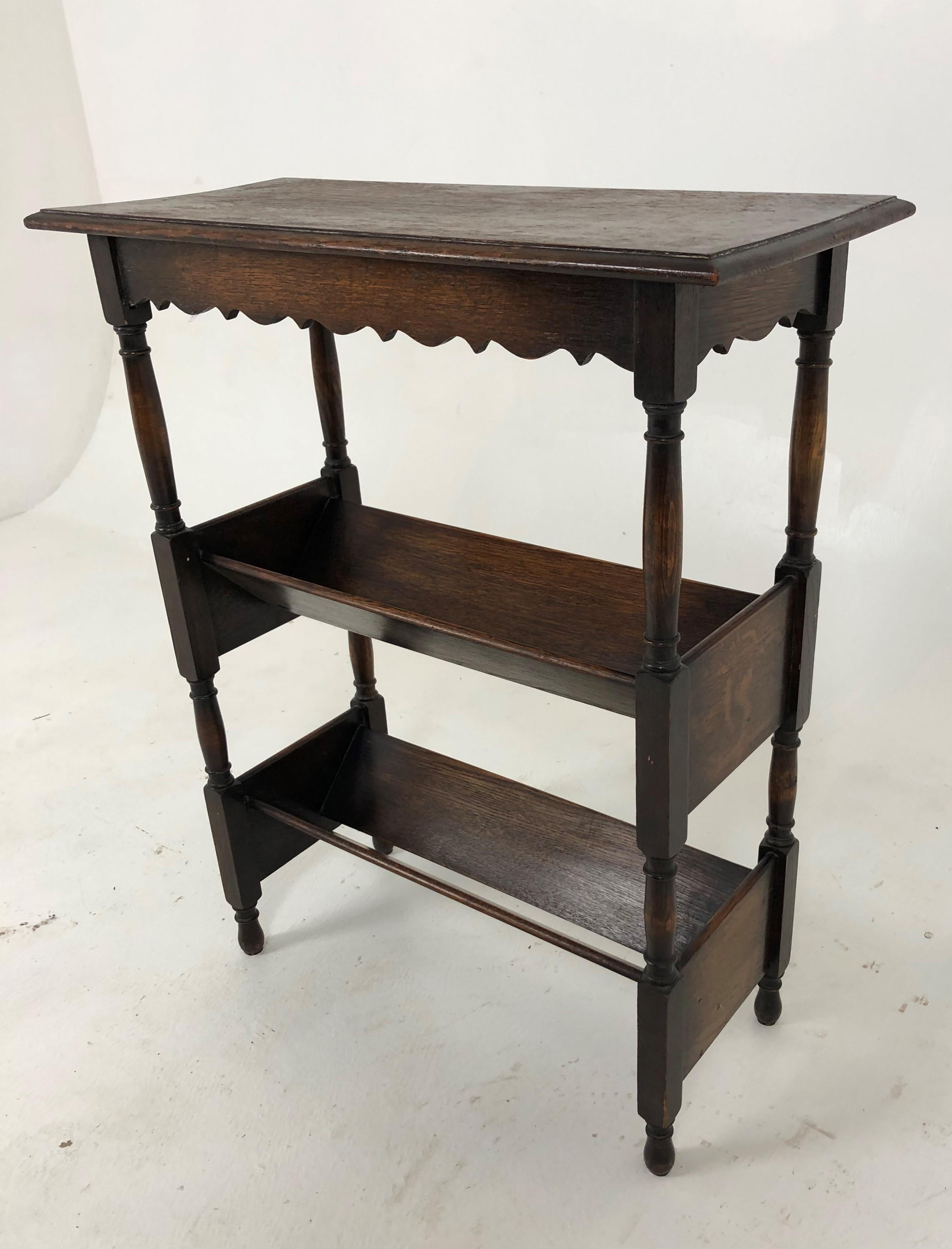 Antique arts and crafts oak book stand, book rack, hall table, bookcase, Scotland 1910, H839

Scotland 1910
Solid Oak
Original finish
Rectangular moulded top.
Wavy shaped frieze underneath.
Pair of book troughs.
All standing on four tall turned