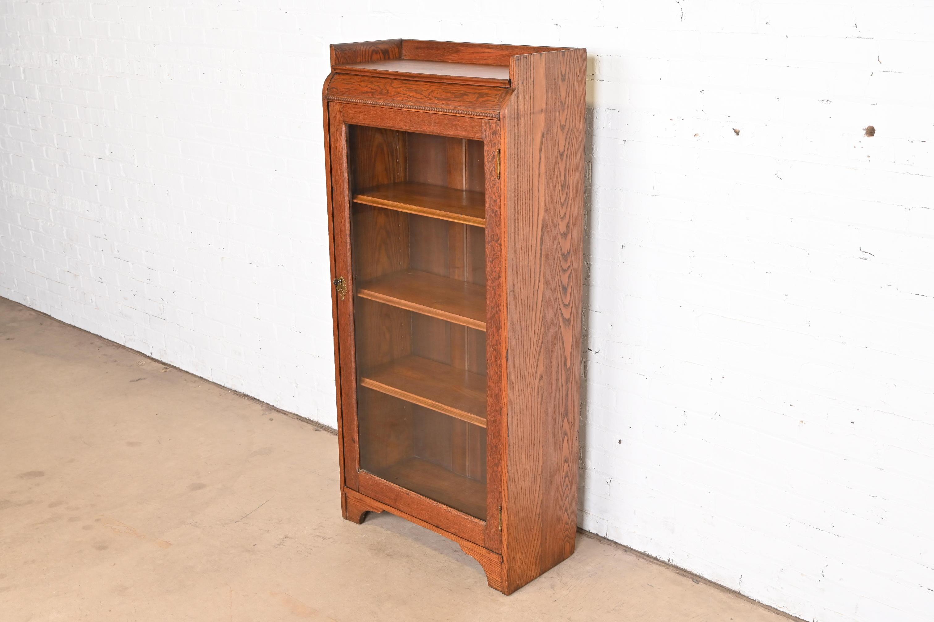 Antique Arts & Crafts Oak Bookcase Cabinet, Circa 1900 In Good Condition In South Bend, IN