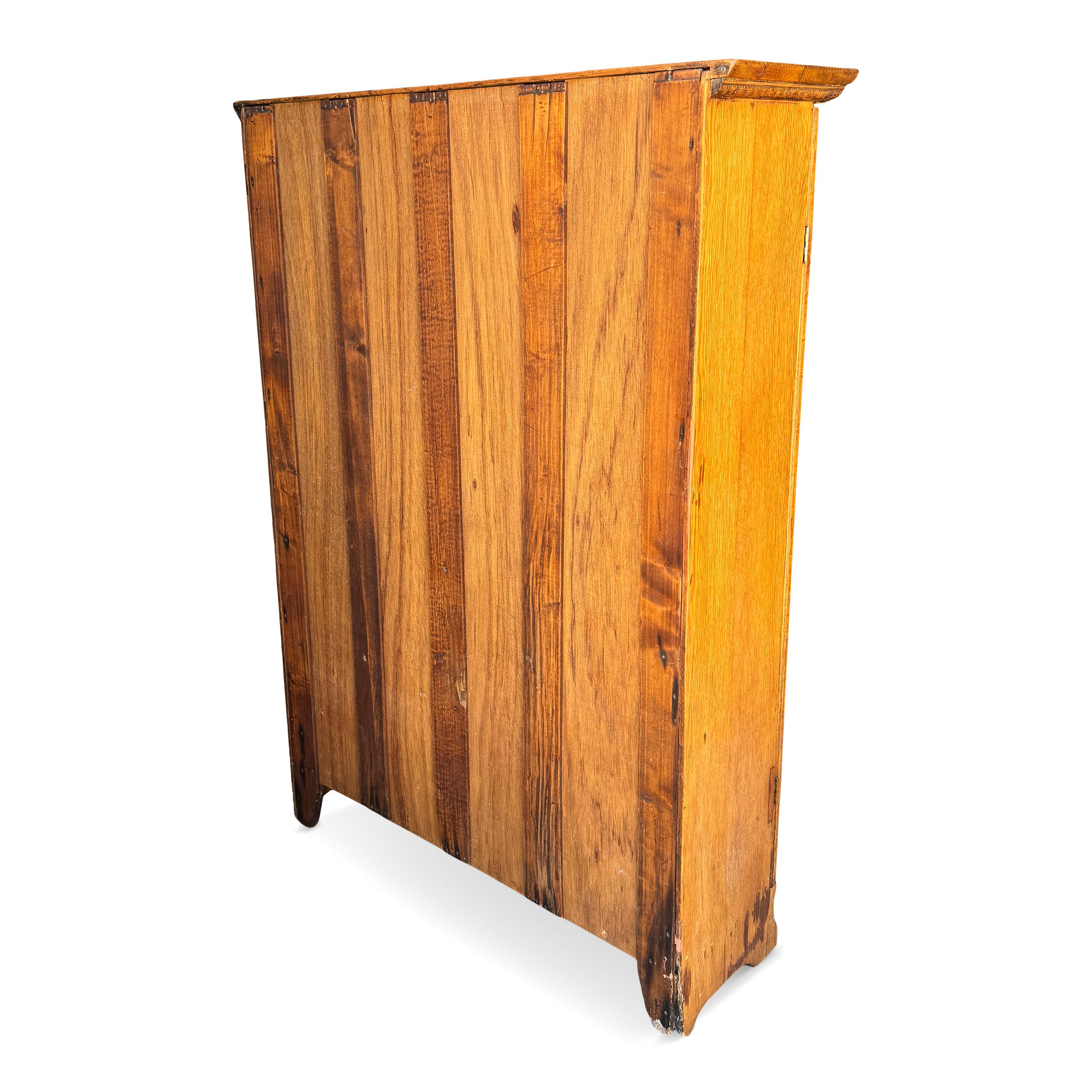 Antique Arts & Crafts Oak Bookcase with Leaded Glass Doors In Good Condition In Brooklyn, NY