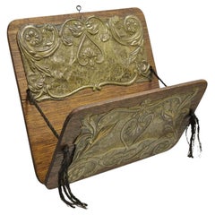 Antiguo colgador de cartas plegable Arts & Crafts de roble y latón repujado