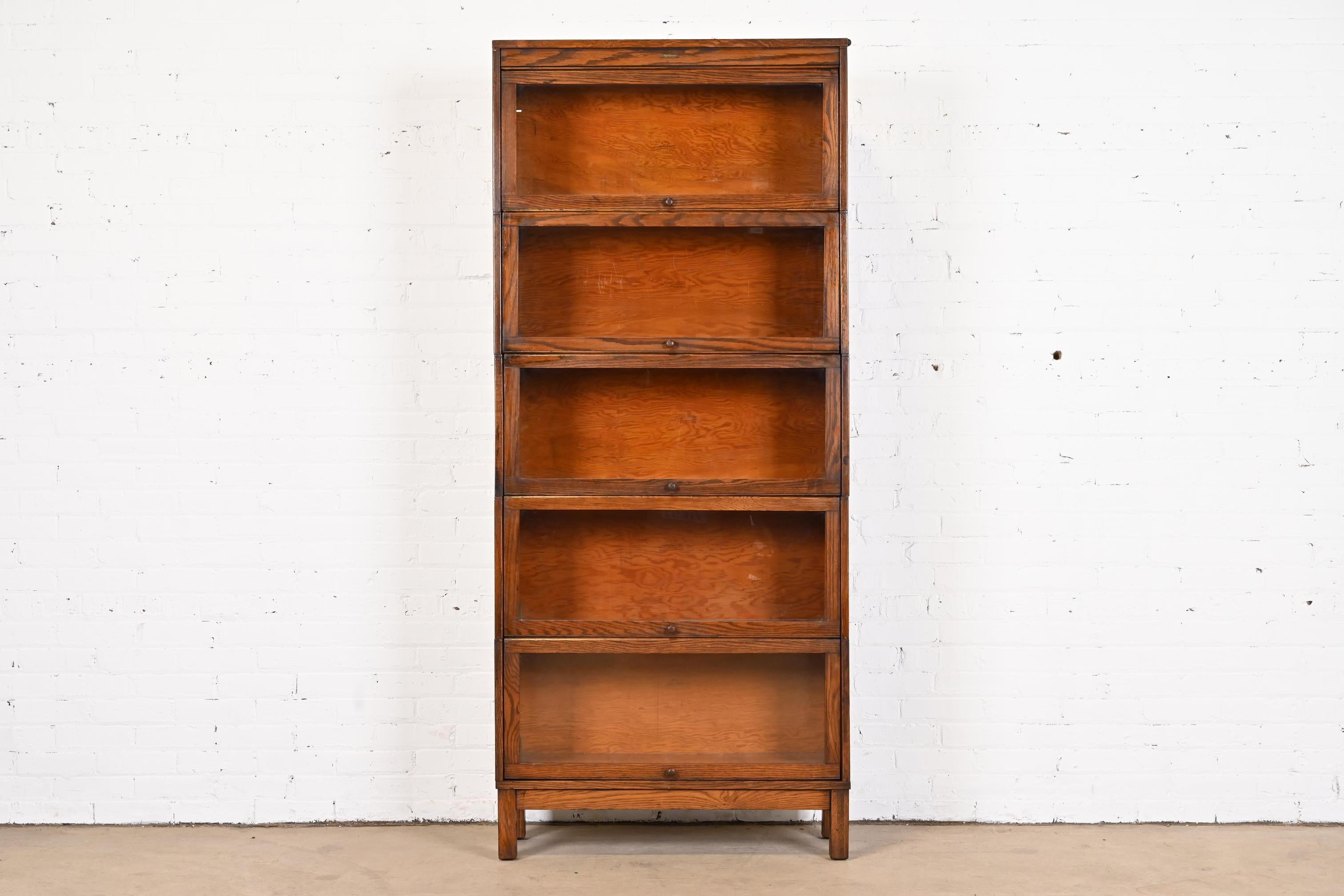 Arts and Crafts Antica libreria barrister a cinque pile in Oak di Lundstrom, Circa 1920 in vendita