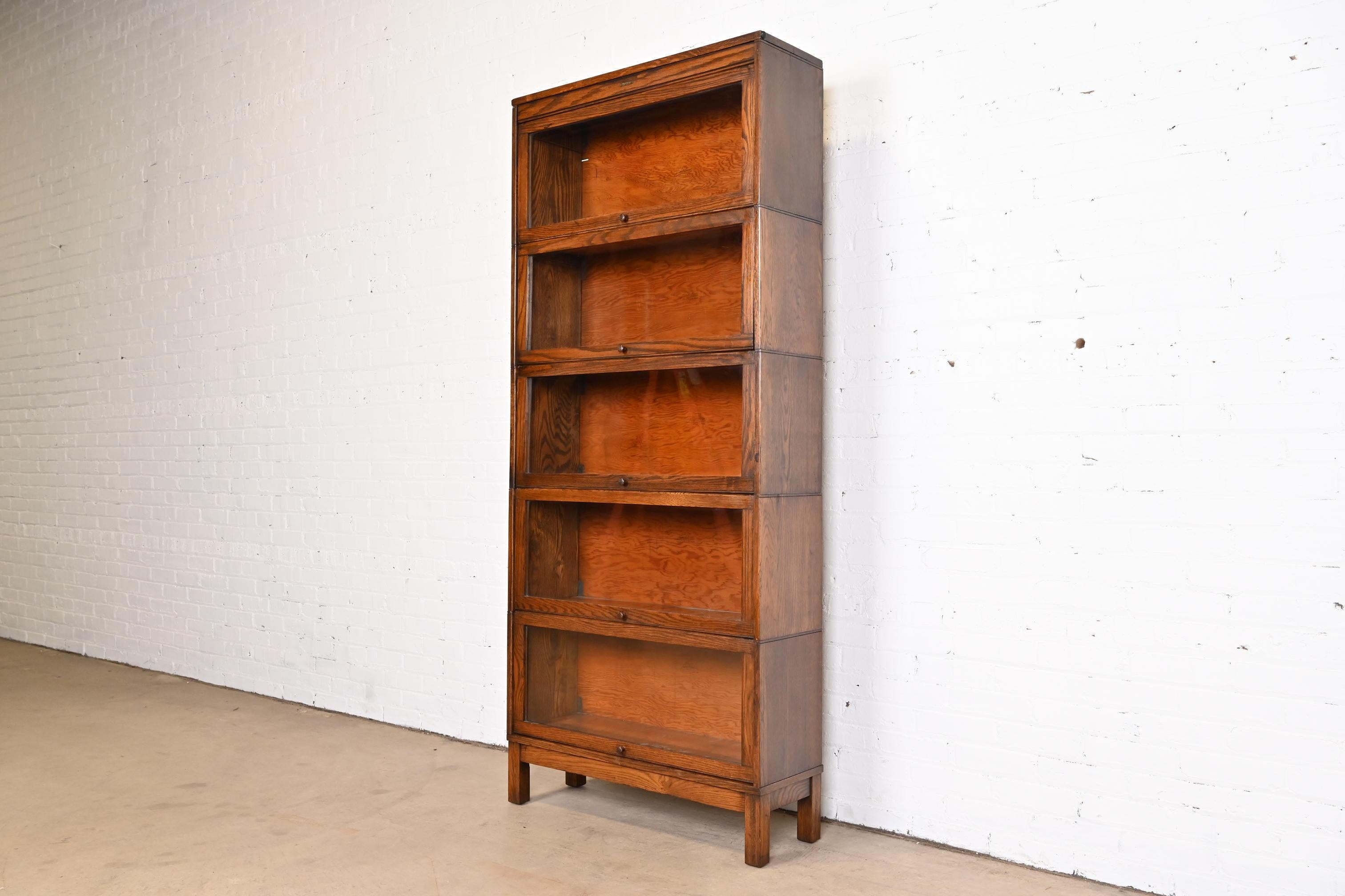 Antica libreria barrister a cinque pile in Oak di Lundstrom, Circa 1920 In condizioni buone in vendita a South Bend, IN
