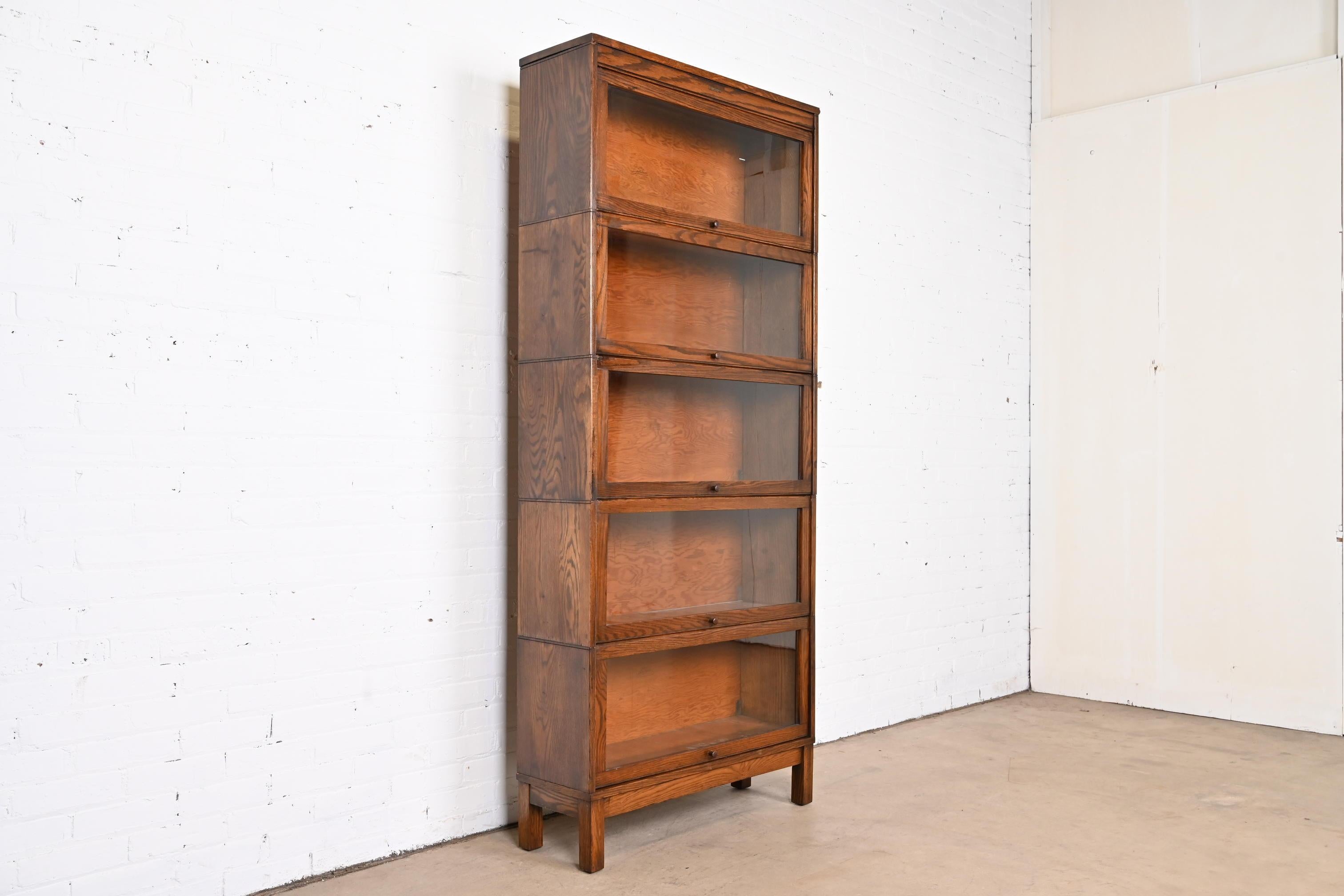 Ottone Antica libreria barrister a cinque pile in Oak di Lundstrom, Circa 1920 in vendita