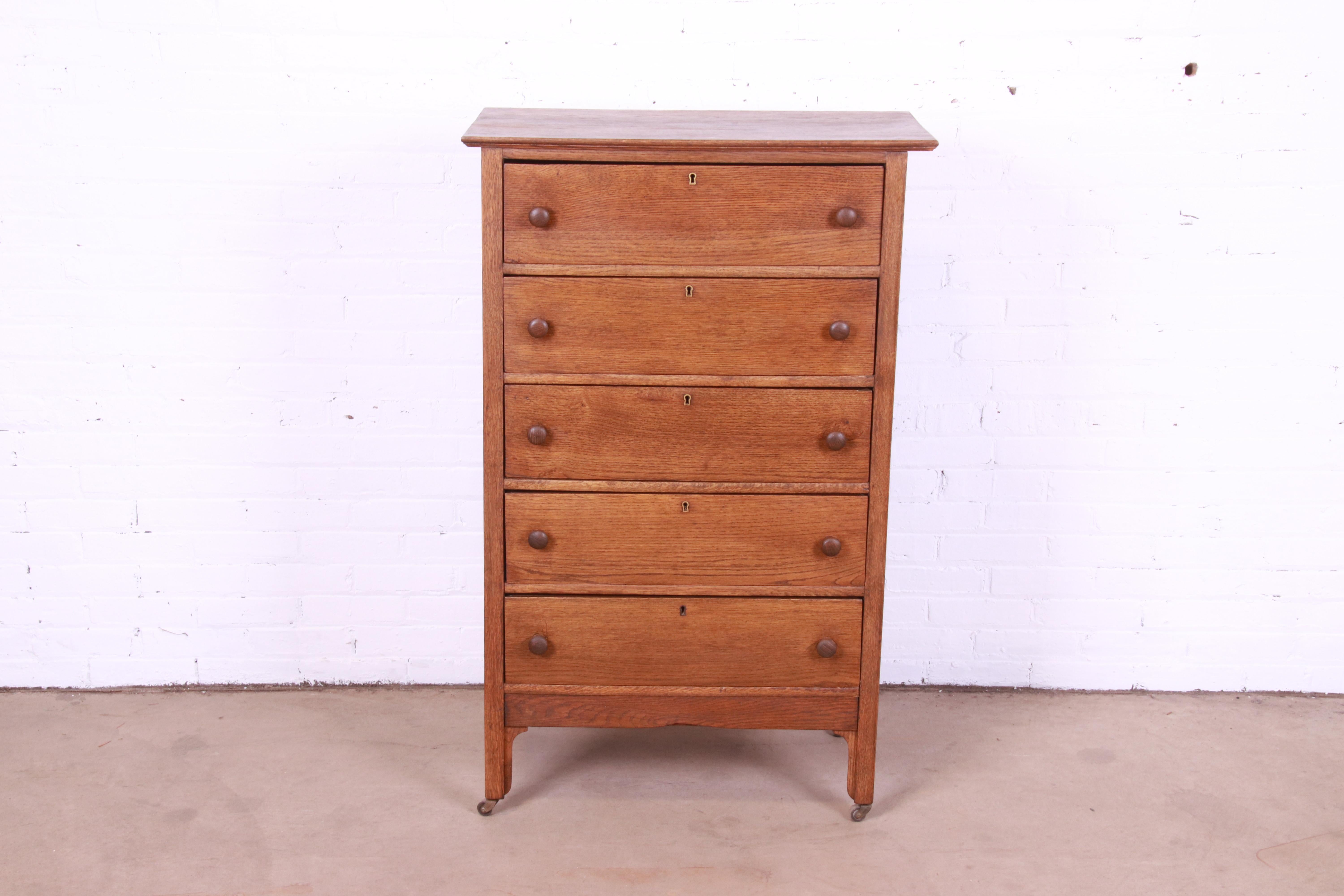 A gorgeous antique Arts & Crafts five-drawer oak highboy dresser

Recently procured from Frank Lloyd Wright's DeRhodes House

USA, Circa 1900

Measures: 30