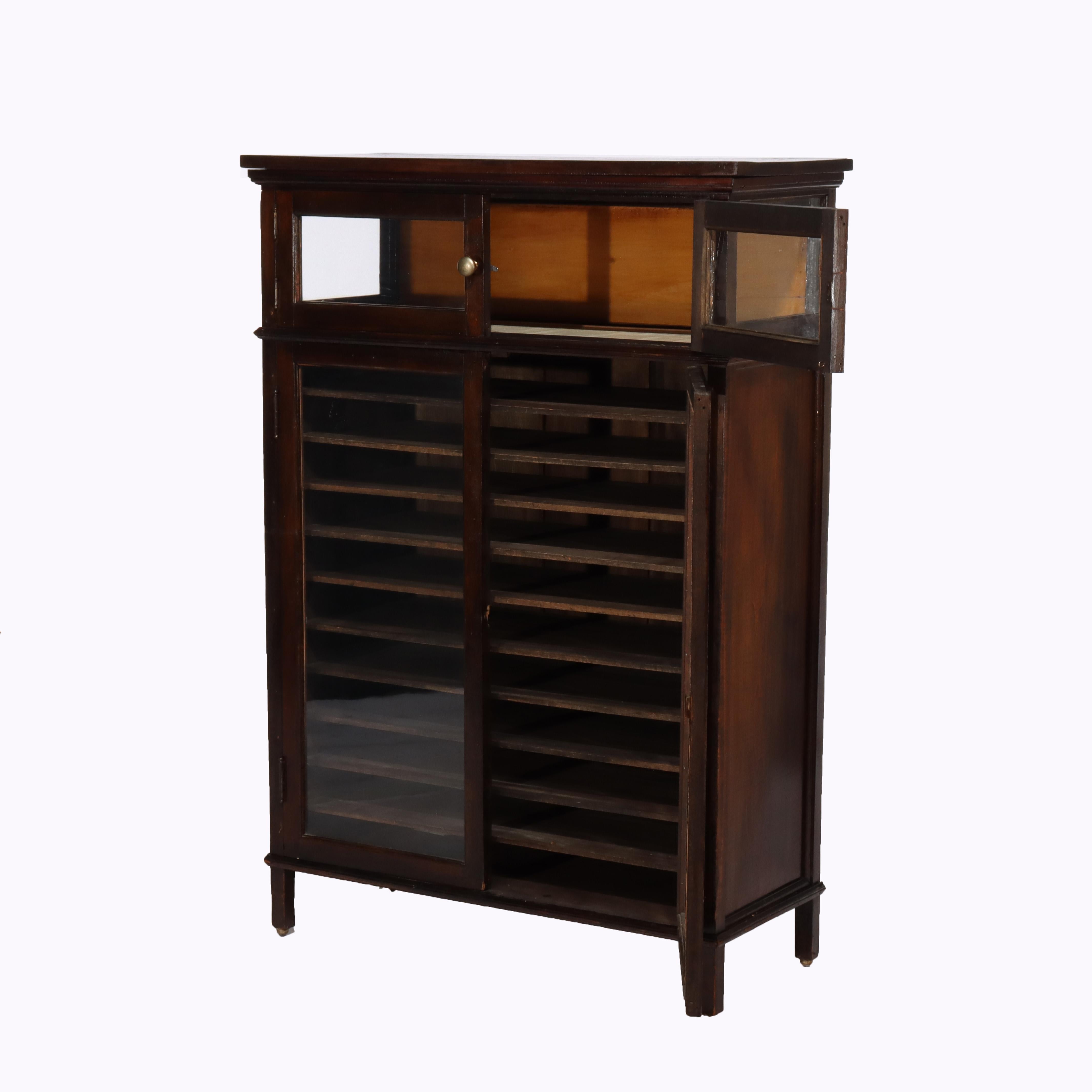Quercia Antico mobile musicale/archivio in Oak con ante in vetro del 1910 ca. in vendita