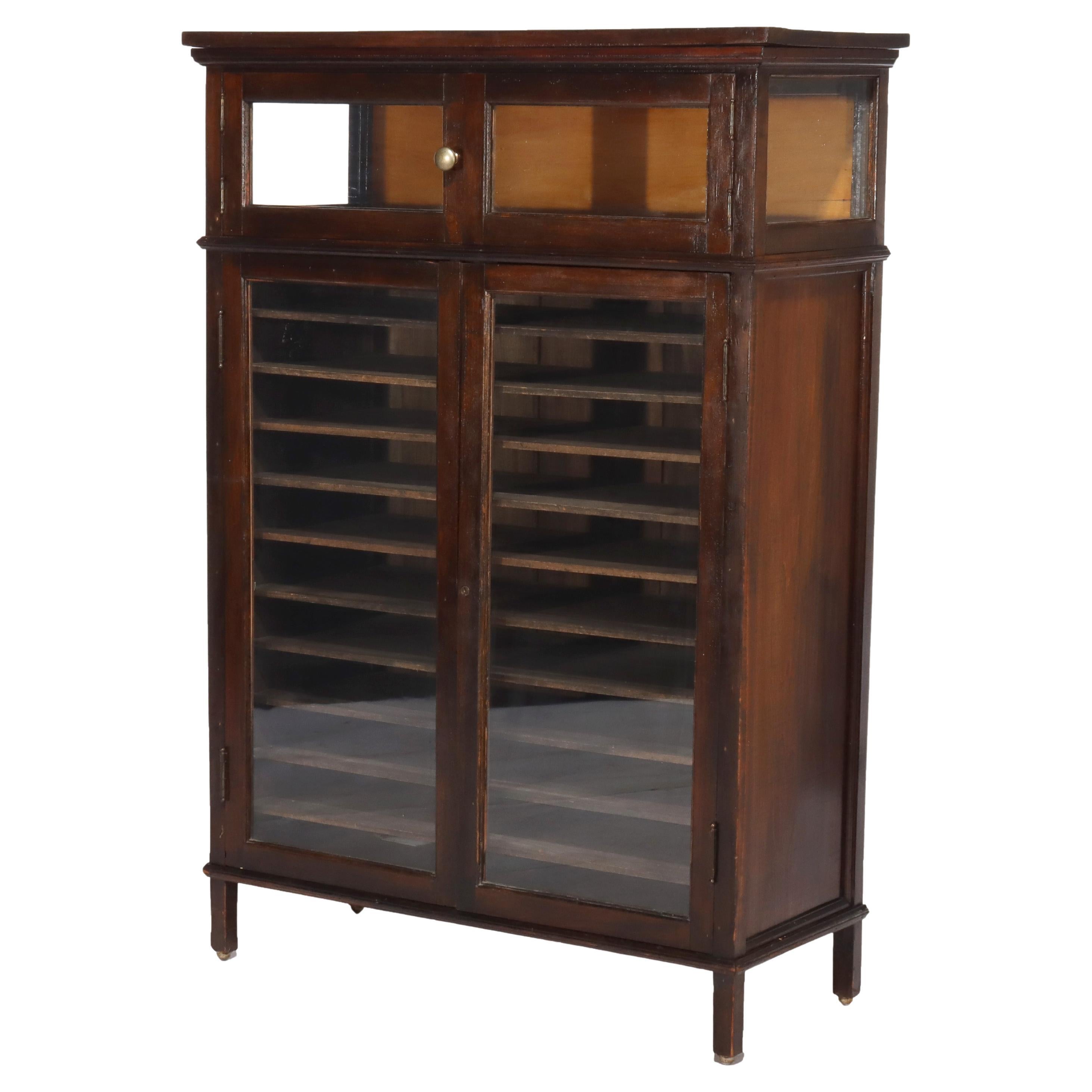 Antico mobile musicale/archivio in Oak con ante in vetro del 1910 ca.