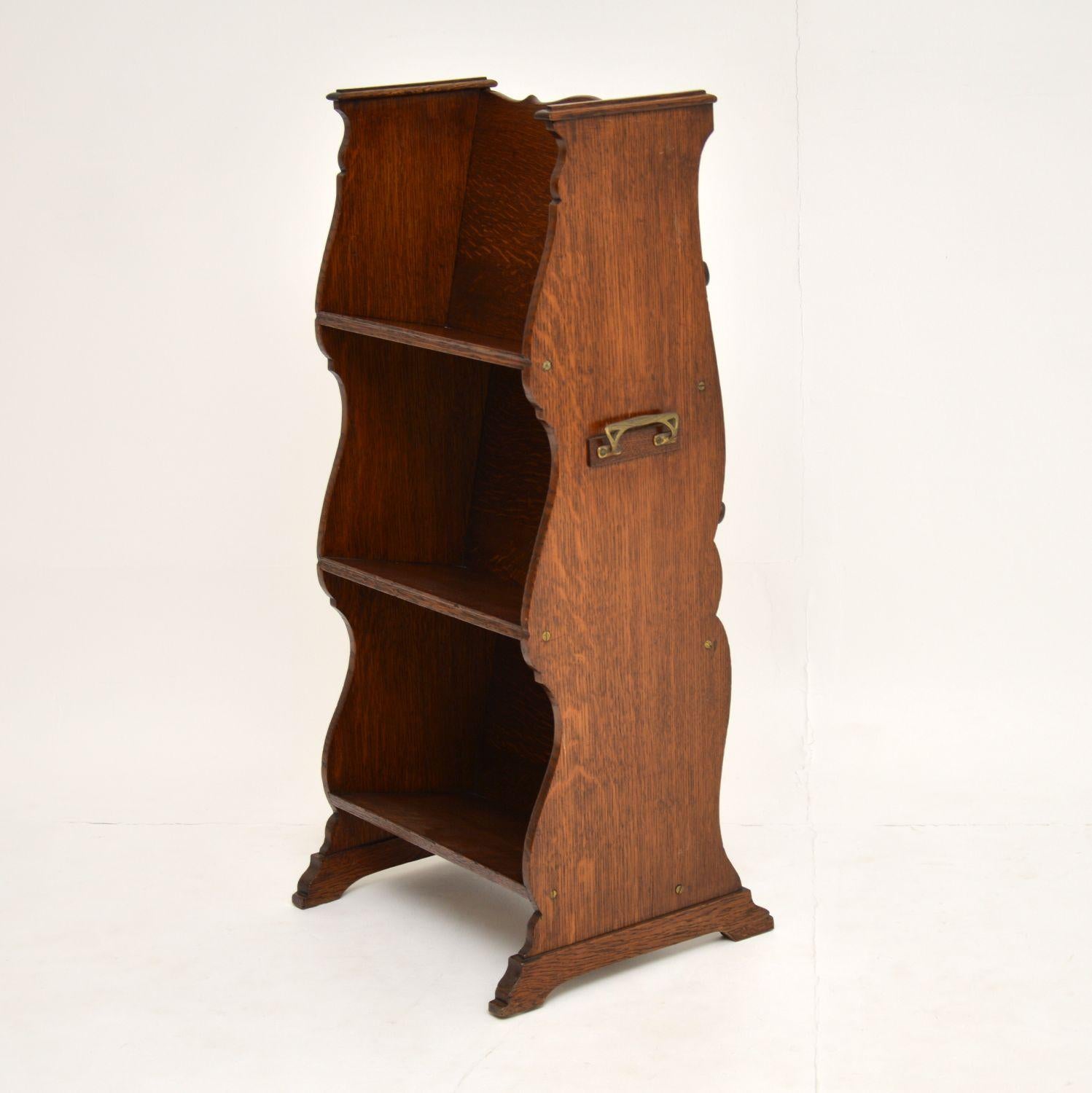 A very beautiful and useful little Arts & Crafts period bookcase in solid oak. This dates from circa 1890-1900 period.

It is in lovely original condition, with only some extremely minor wear.

As well as shelves on the front, this has three