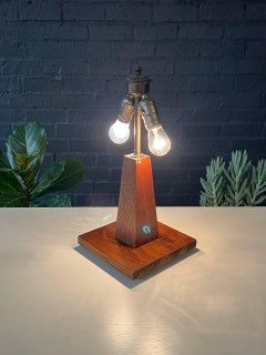 Antike Arts and Crafts-Tischlampe aus Eiche im Pyramidenstil
