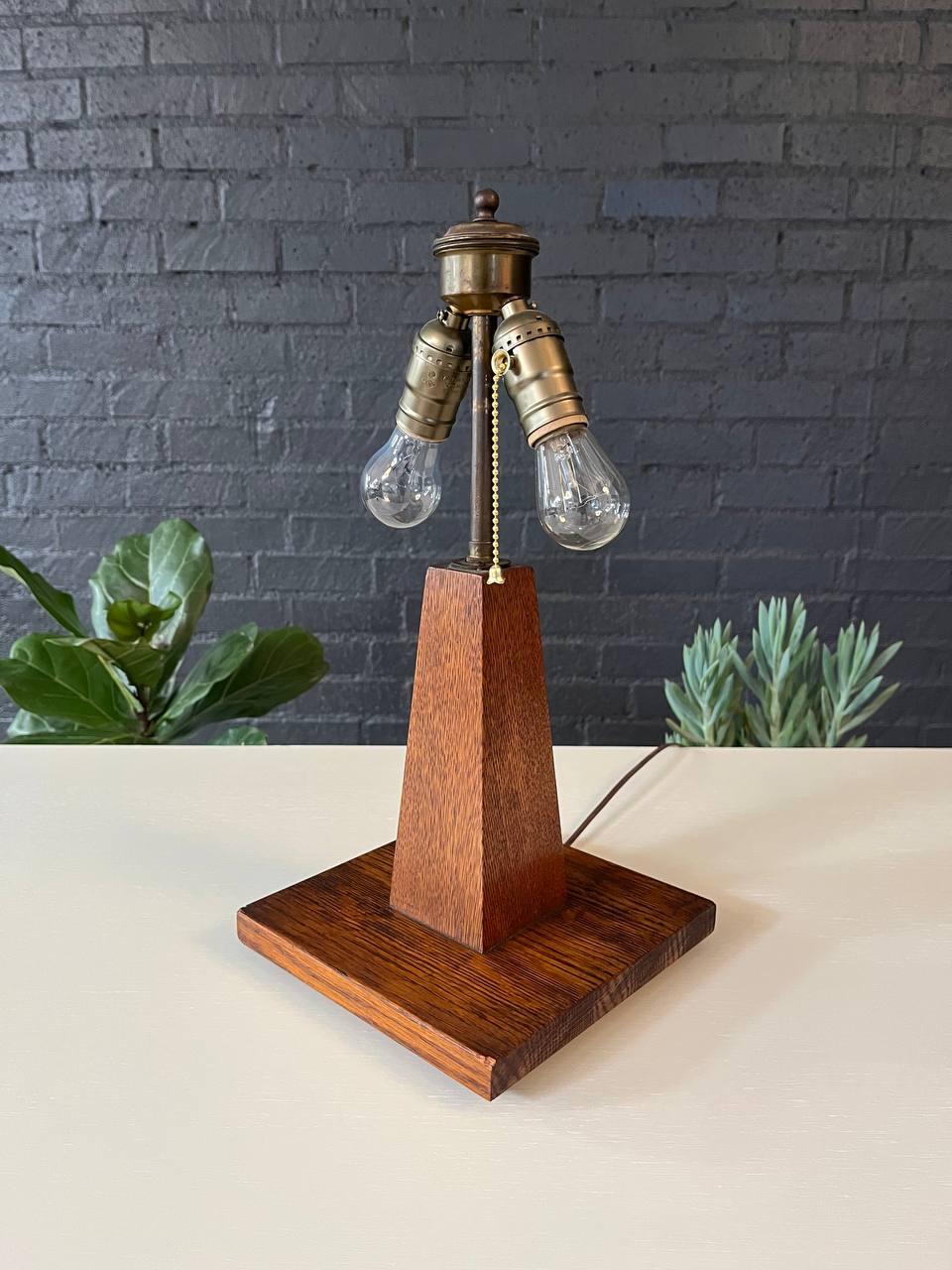 Americano Lampada da tavolo in stile piramide di Oak, antica arte e artigianato in vendita
