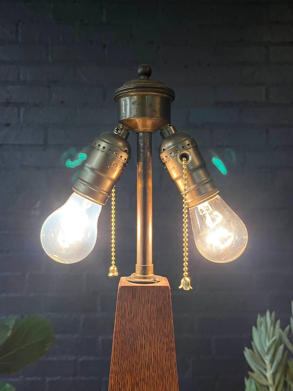 Lampada da tavolo in stile piramide di Oak, antica arte e artigianato In condizioni buone in vendita a Los Angeles, CA