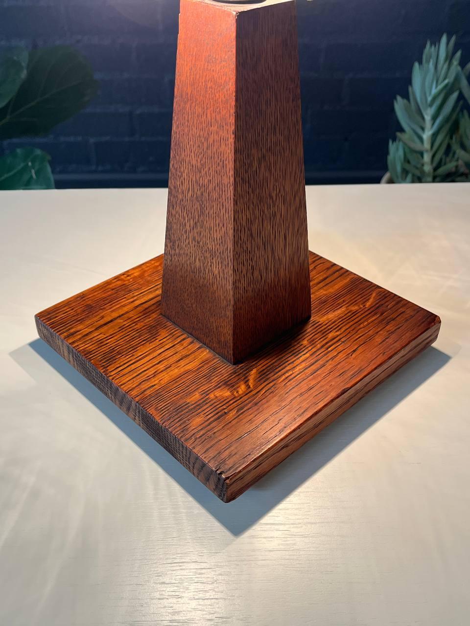 Lampada da tavolo in stile piramide di Oak, antica arte e artigianato in vendita 1