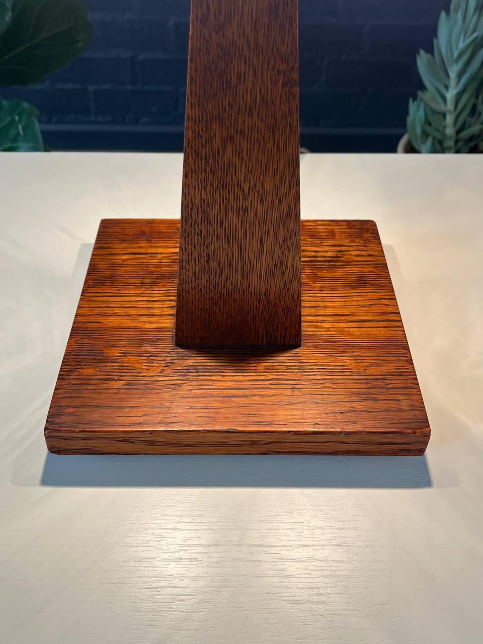 Lampada da tavolo in stile piramide di Oak, antica arte e artigianato in vendita 2