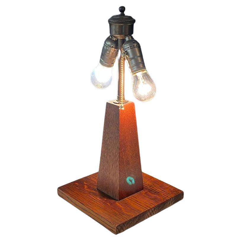 Lampada da tavolo in stile piramide di Oak, antica arte e artigianato in vendita