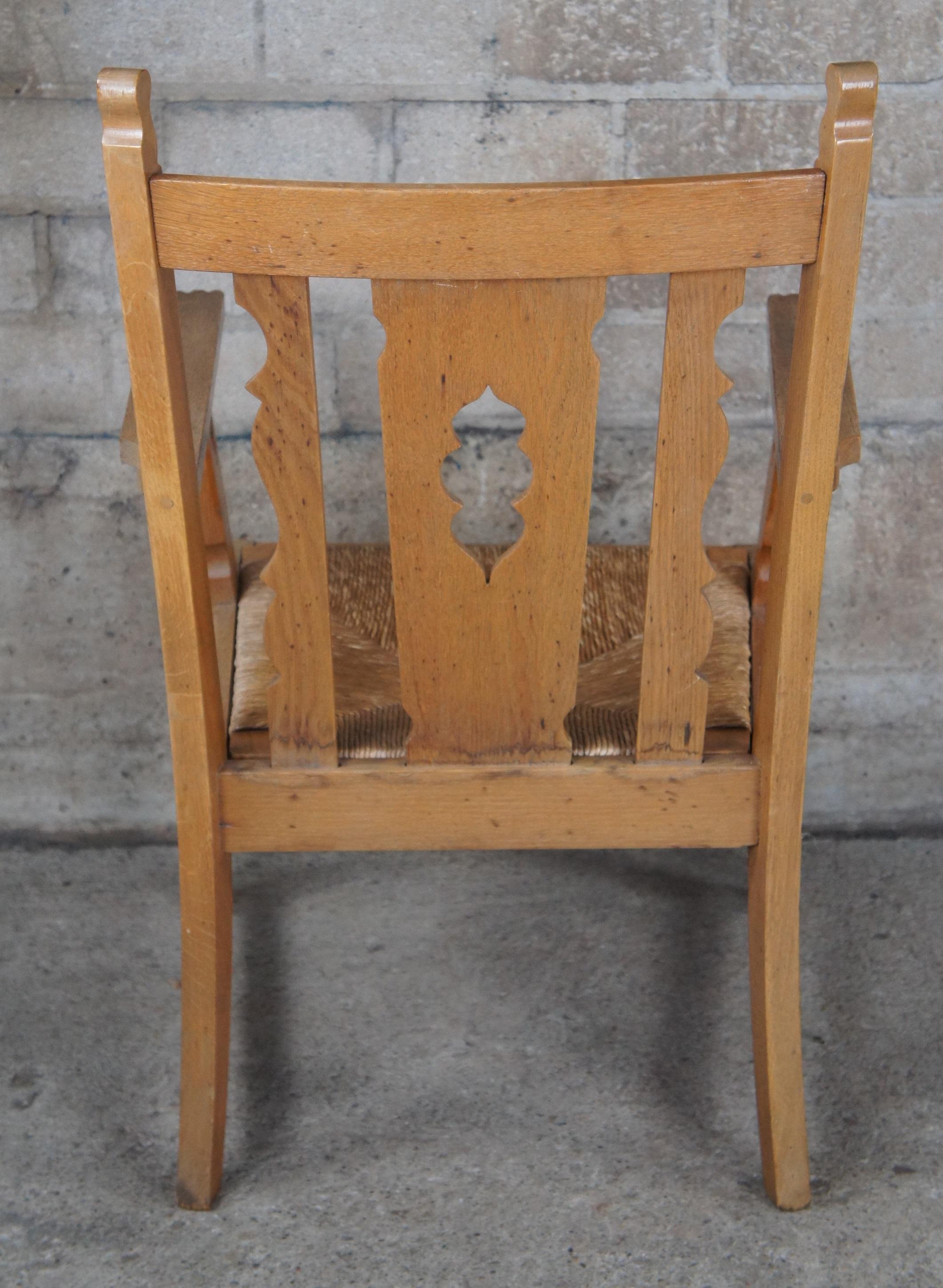 Antique Arts & Crafts Oak Rush Seat Pierced Clover Club Lounge Arm Chair In Good Condition For Sale In Dayton, OH