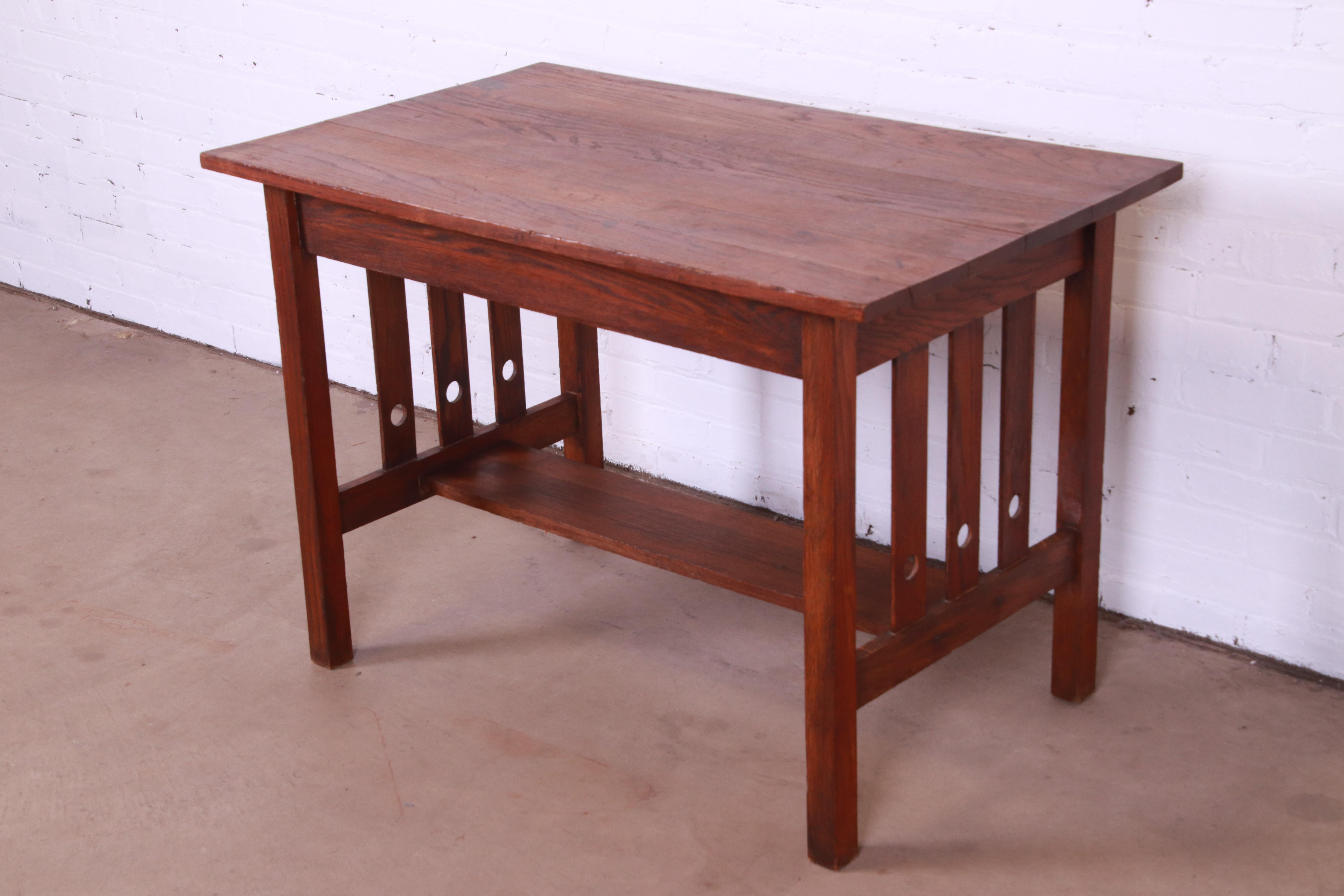 A beautiful Mission oak Arts & Crafts writing desk, library table, or center table

Recently procured from Frank Lloyd Wright's DeRhodes House

In the manner of Stickley Brothers

USA, Circa 1900

Measures: 42