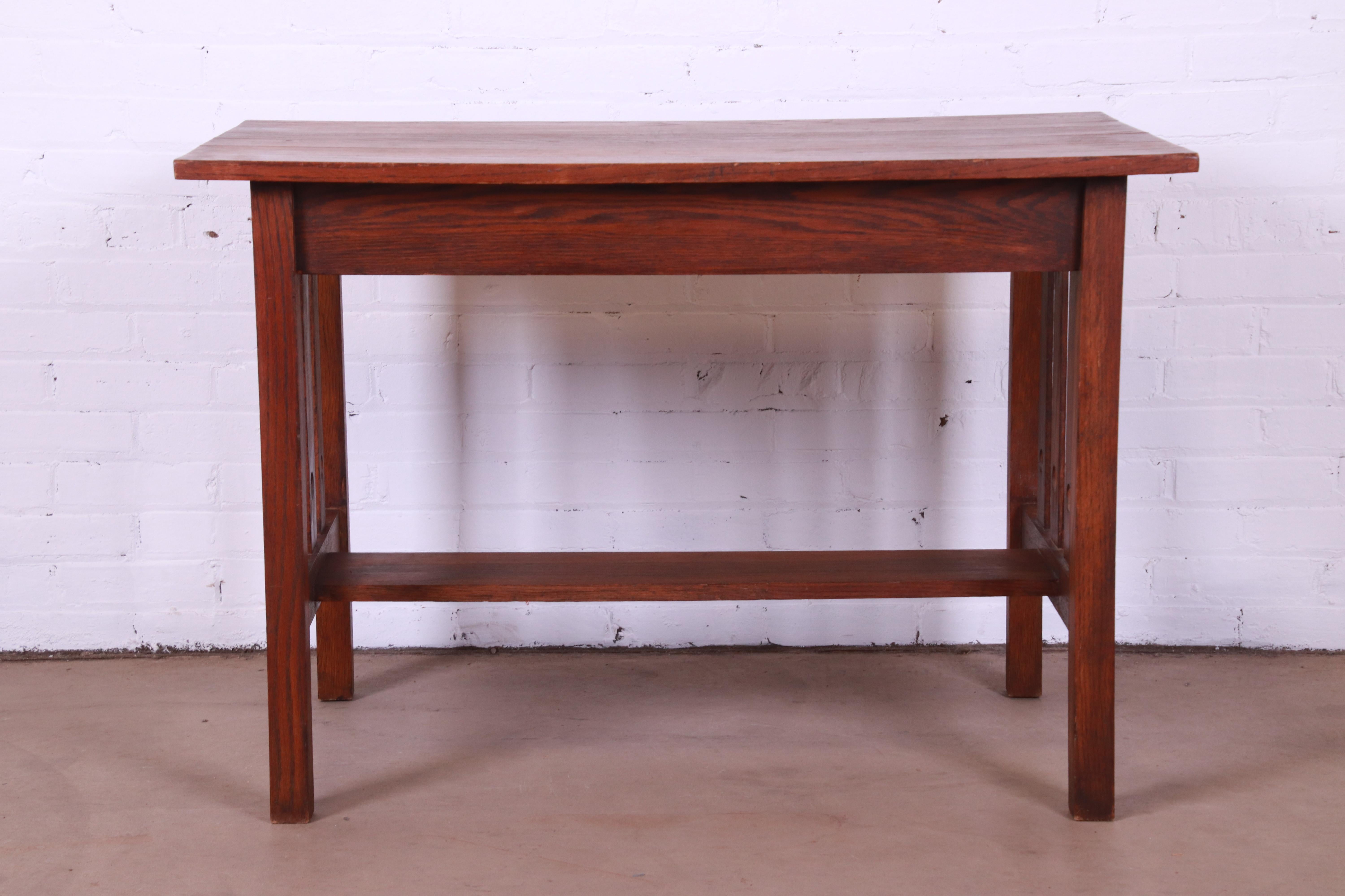 Antique Arts & Crafts Oak Writing Desk in the Manner of Stickley Brothers In Good Condition For Sale In South Bend, IN