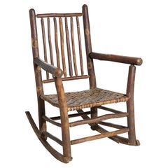 Ancienne chaise à bascule Arts & Crafts en forme de bâton de pacanier, signée, vers 1920