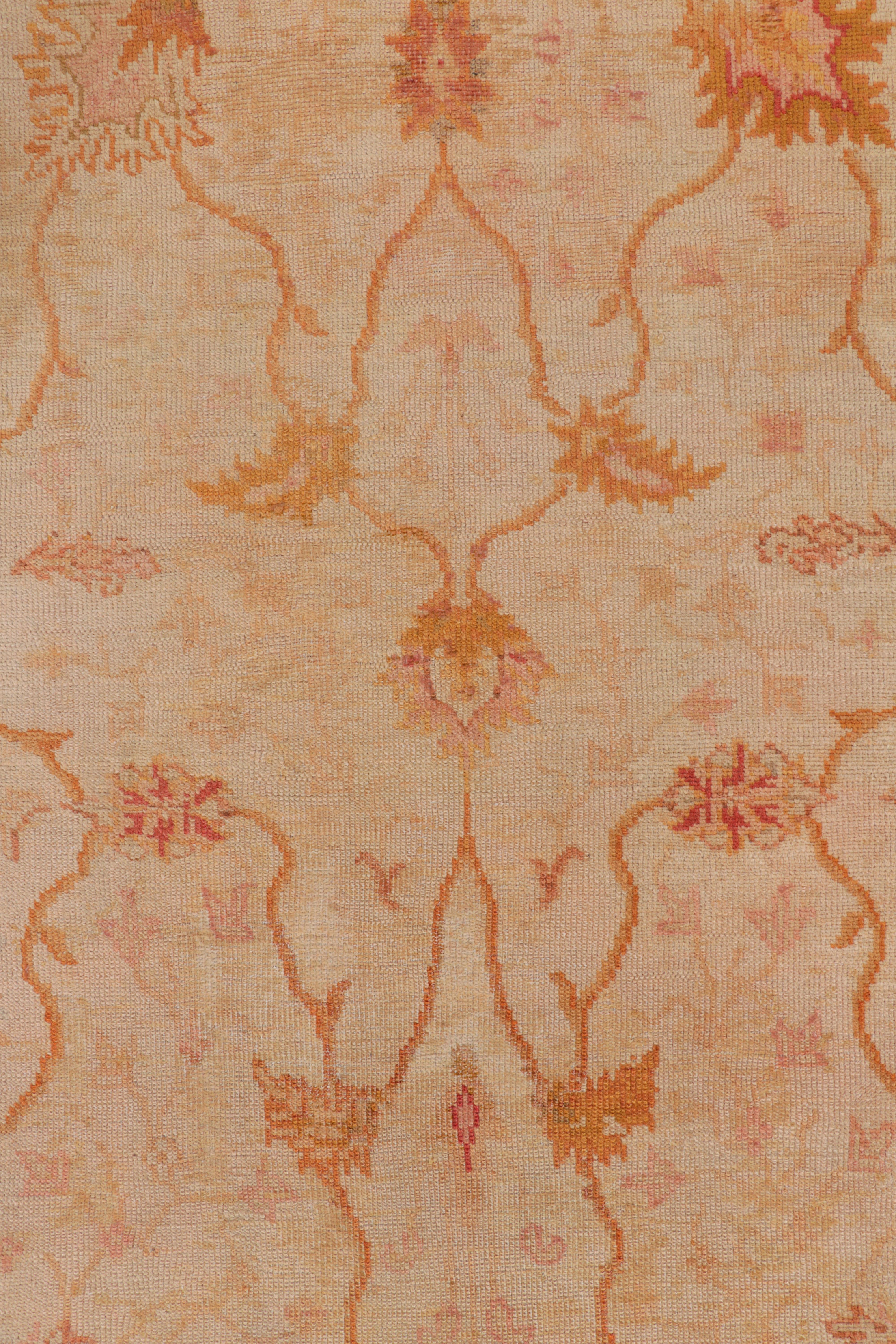 Alfombra antigua Arts & Crafts Oushak con motivos florales, de Rug & Kilim Turco en venta
