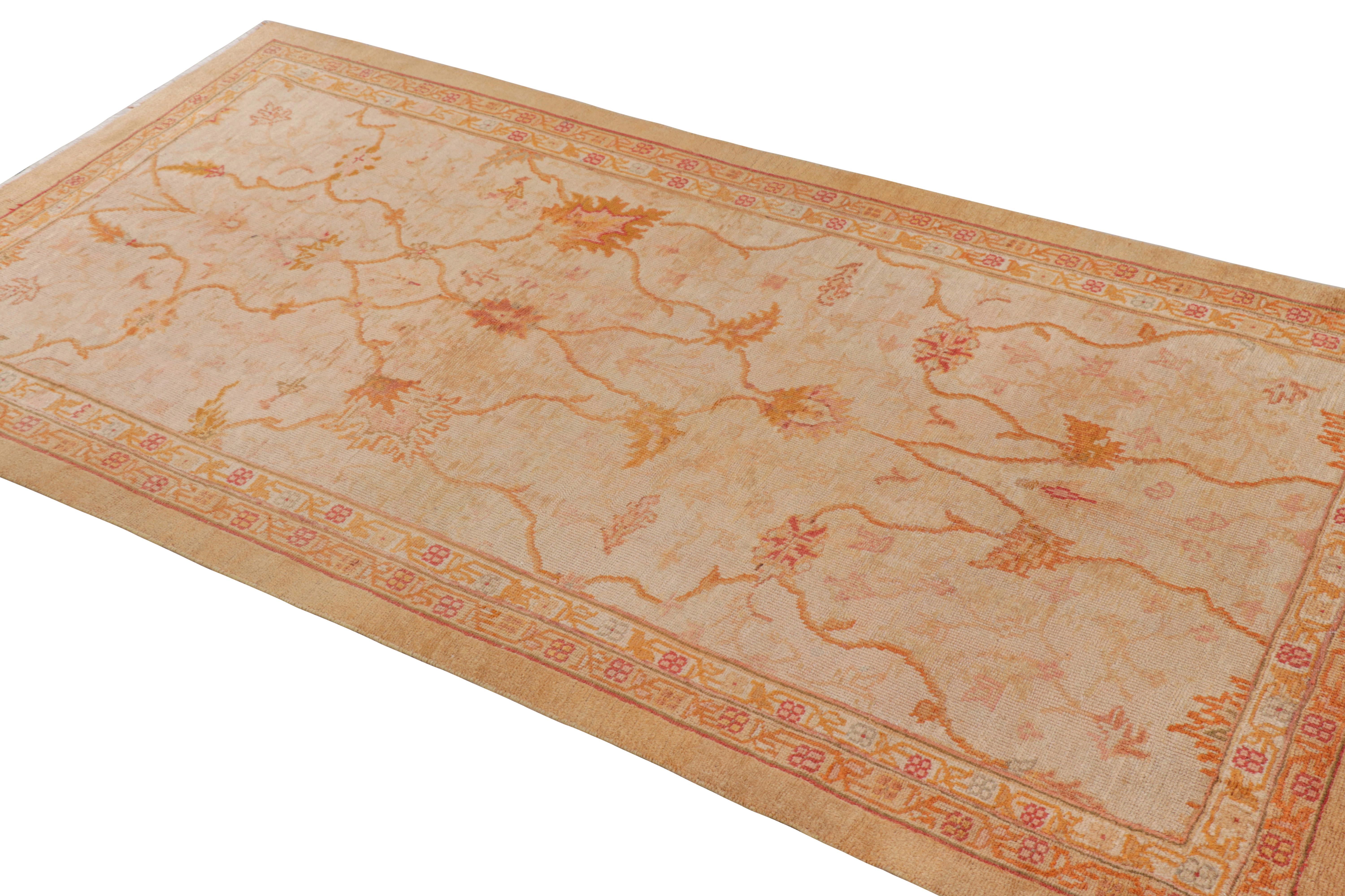 Alfombra antigua Arts & Crafts Oushak con motivos florales, de Rug & Kilim Anudado a mano en venta