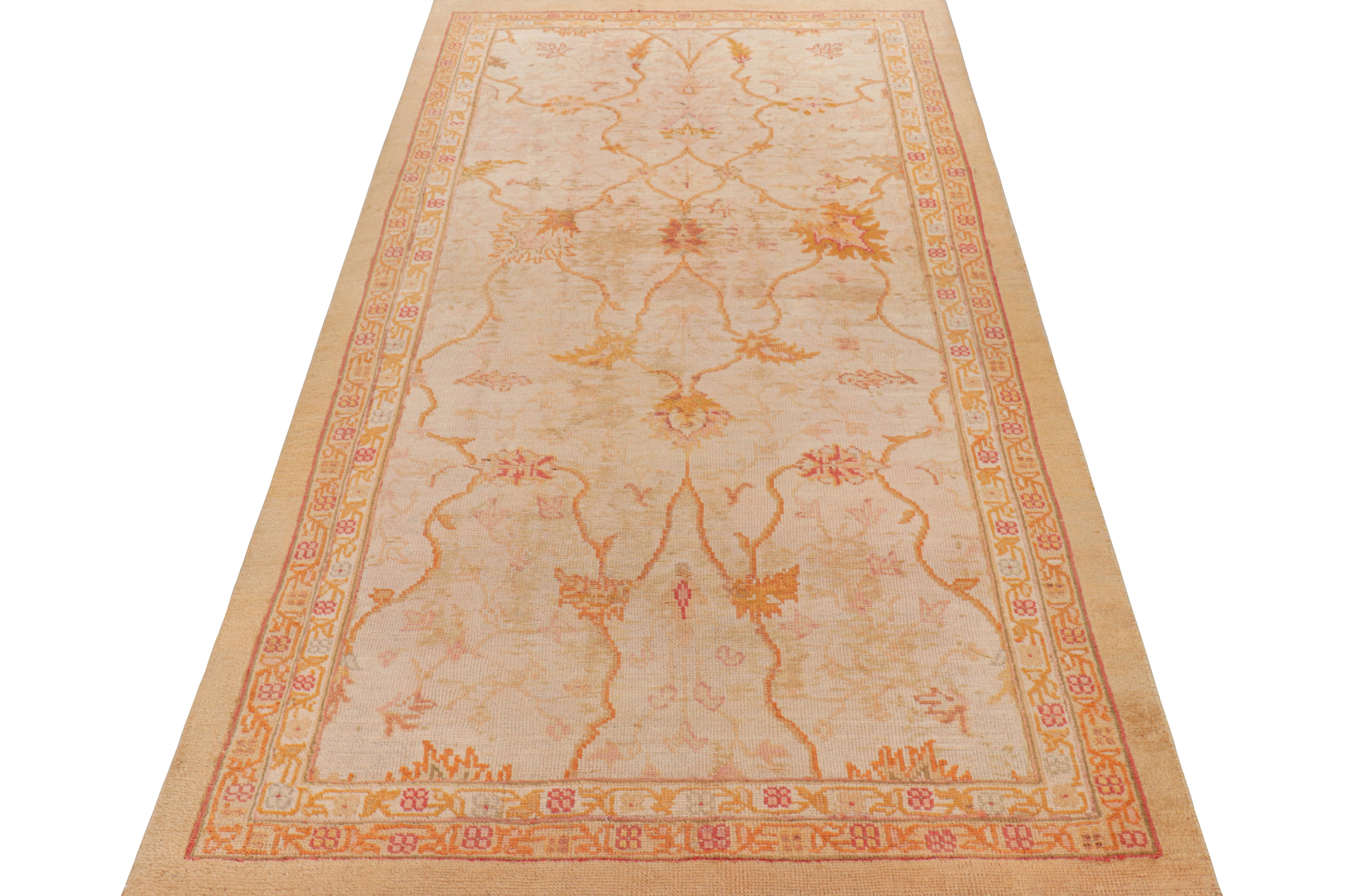 Alfombra antigua Arts & Crafts Oushak con motivos florales, de Rug & Kilim en Bueno estado para la venta en Long Island City, NY