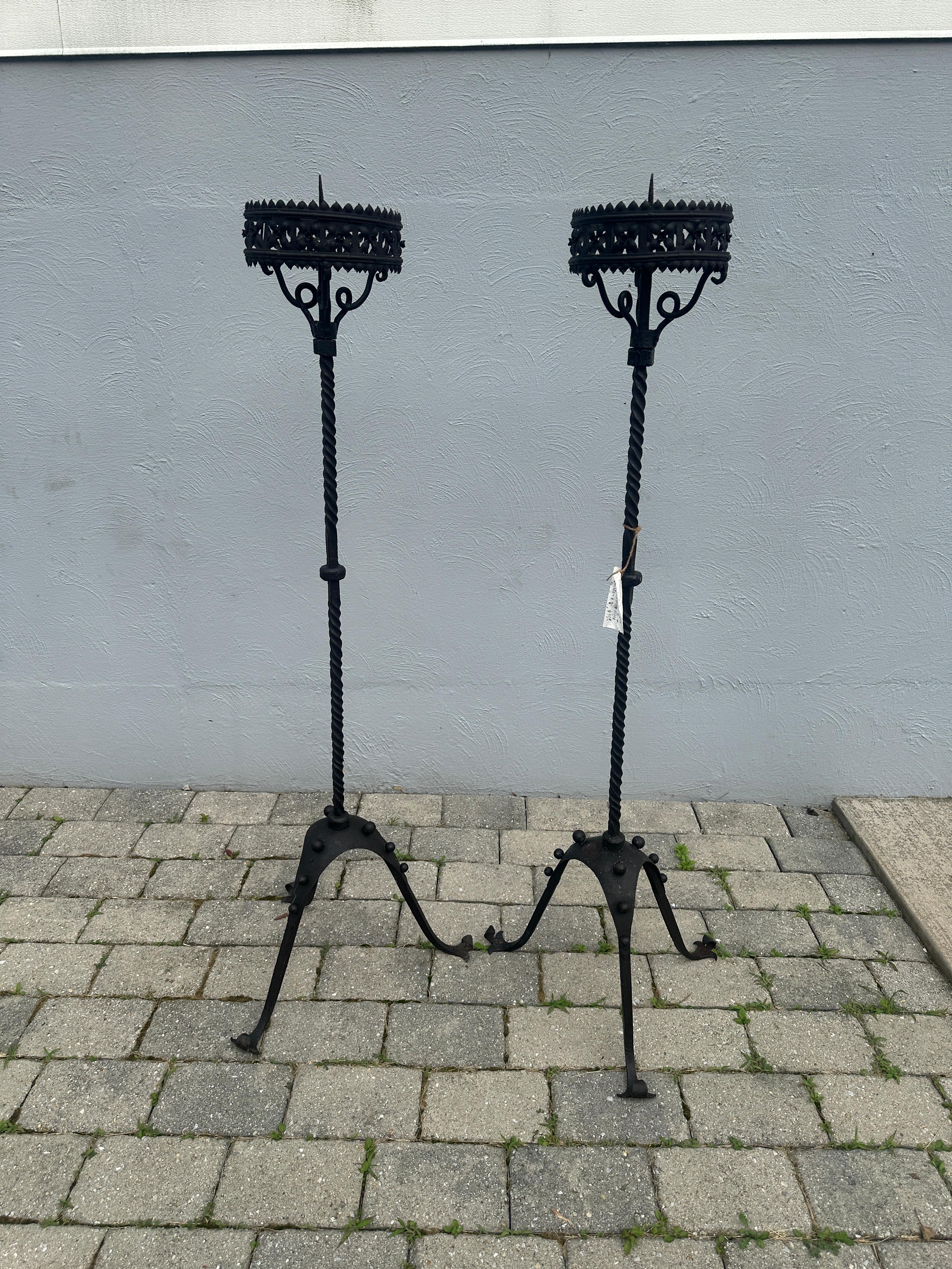 Antique Arts & Crafts Pair or Iron Floor Candle Holders, Stickley Era - W2123 In Good Condition For Sale In Shamokin Dam, PA