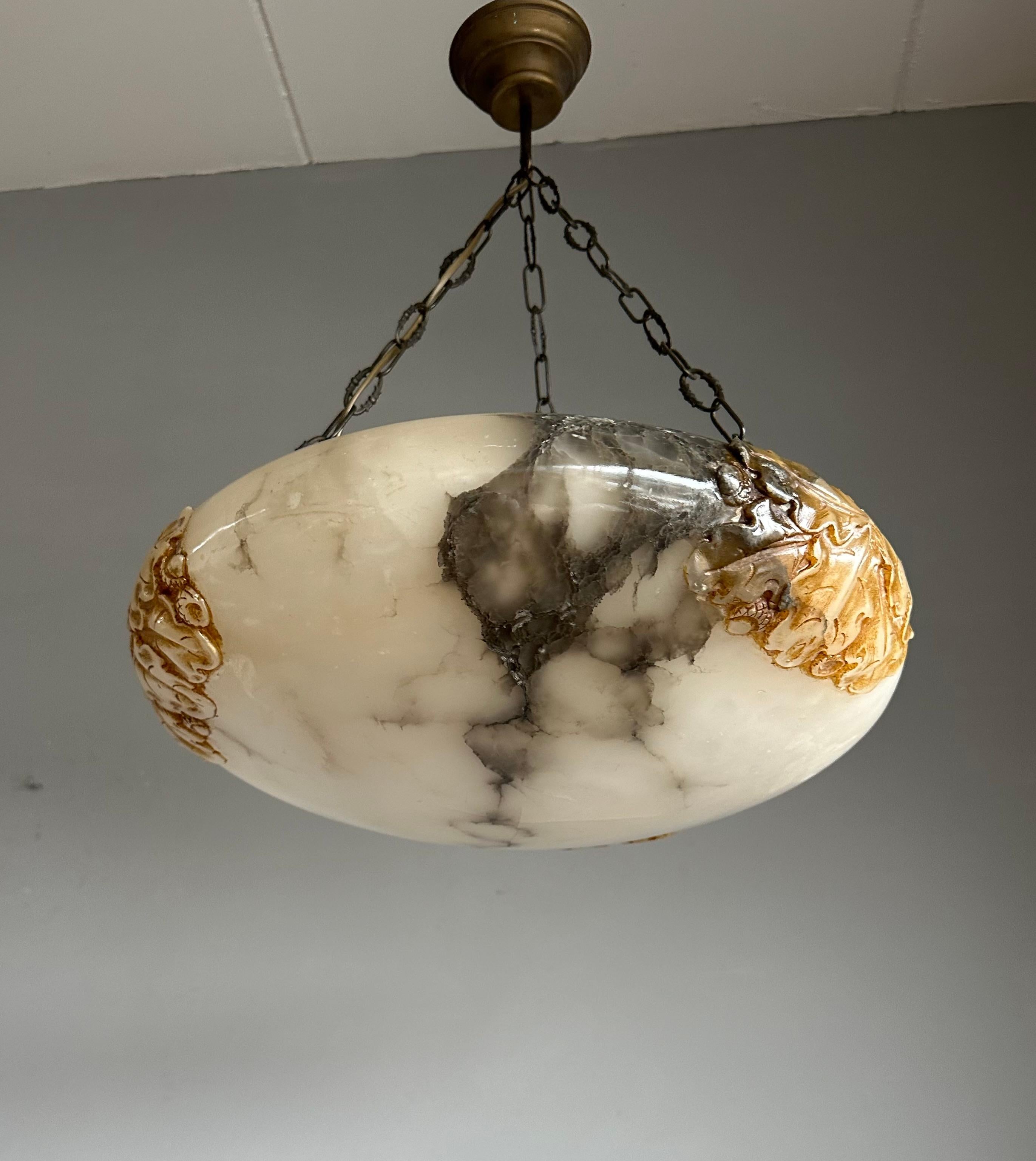 Lampe suspendue Arts & Crafts ancienne avec un étonnant grand abat-jour en albâtre sculpté 1920 en vente 3