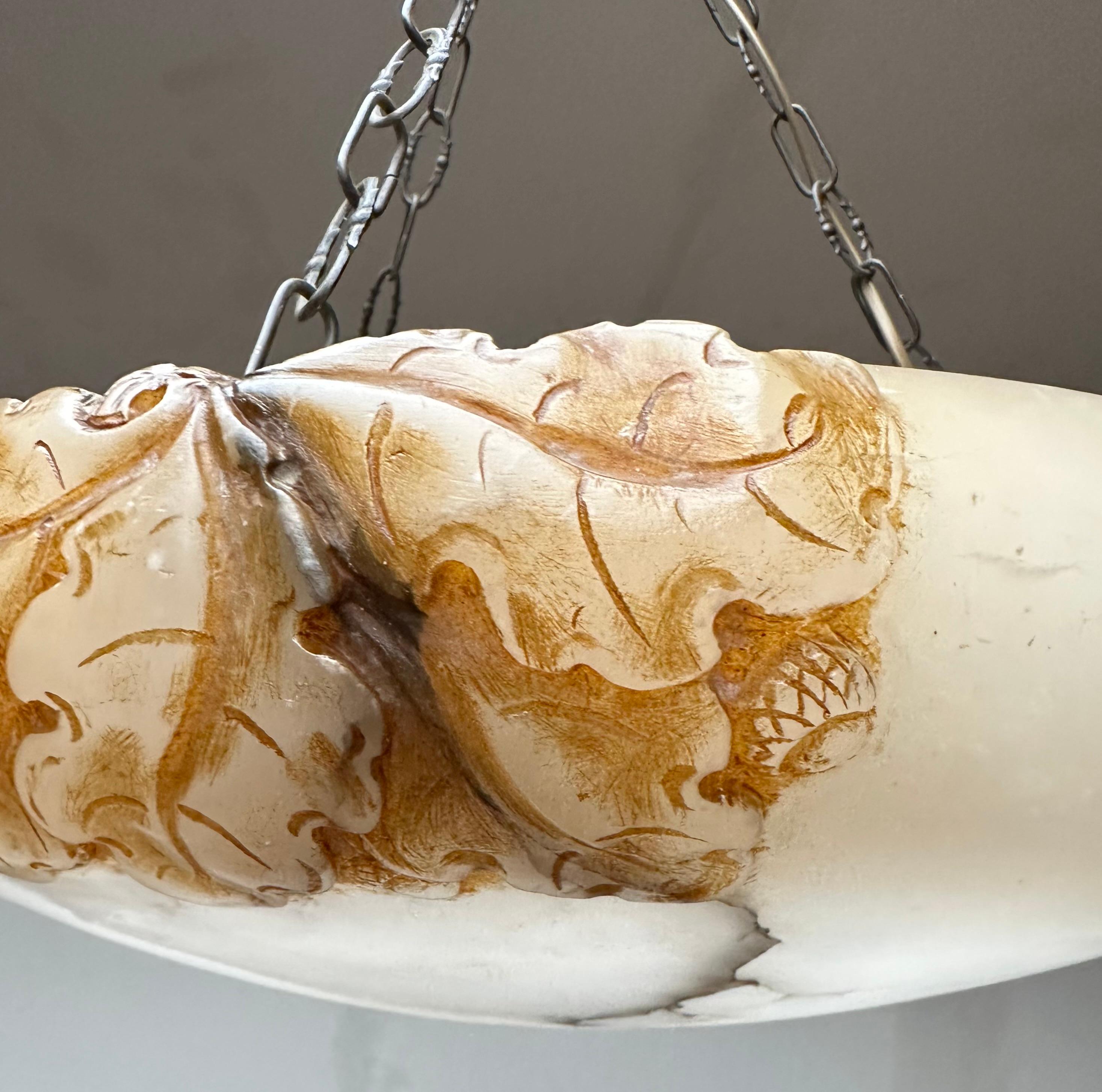Lampe suspendue Arts & Crafts ancienne avec un étonnant grand abat-jour en albâtre sculpté 1920 en vente 6
