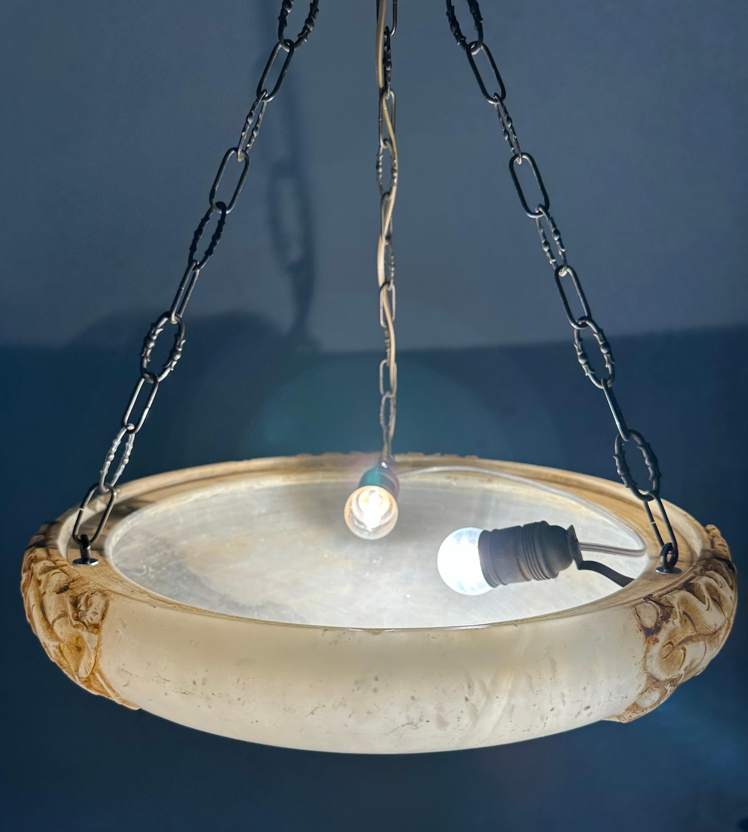 Lampe suspendue Arts & Crafts ancienne avec un étonnant grand abat-jour en albâtre sculpté 1920 en vente 10