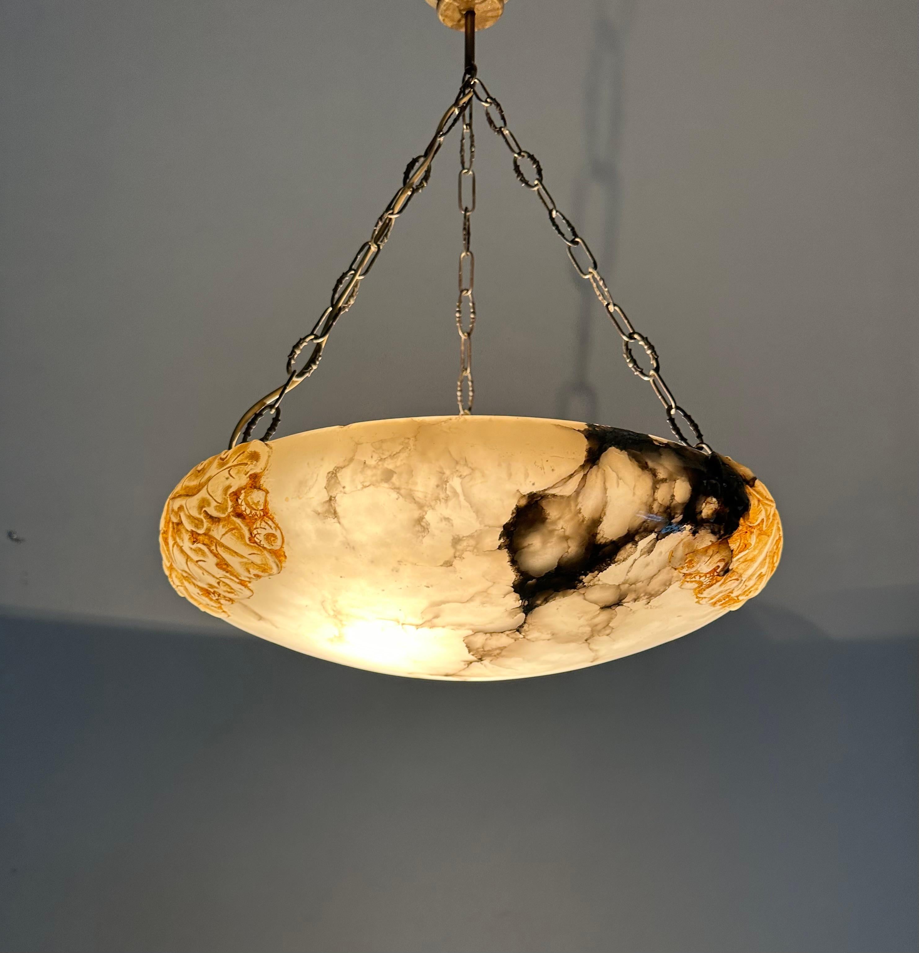 Lampe suspendue Arts & Crafts ancienne avec un étonnant grand abat-jour en albâtre sculpté 1920 en vente 11