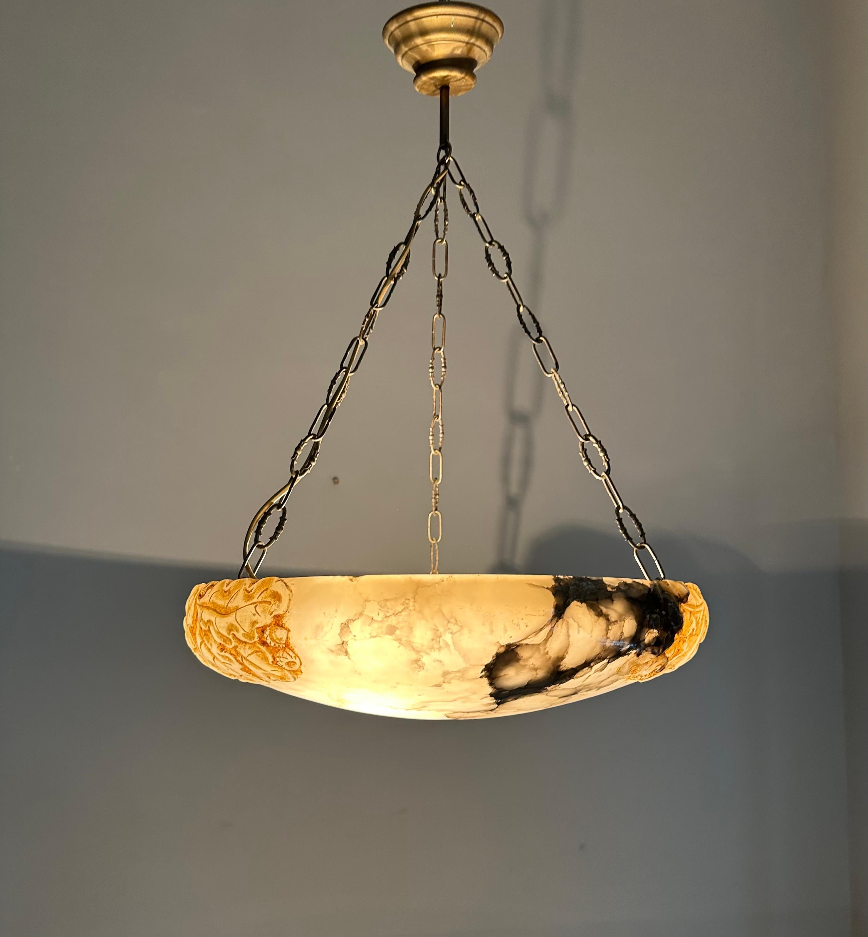 Lampe suspendue Arts & Crafts ancienne avec un étonnant grand abat-jour en albâtre sculpté 1920 Excellent état - En vente à Lisse, NL